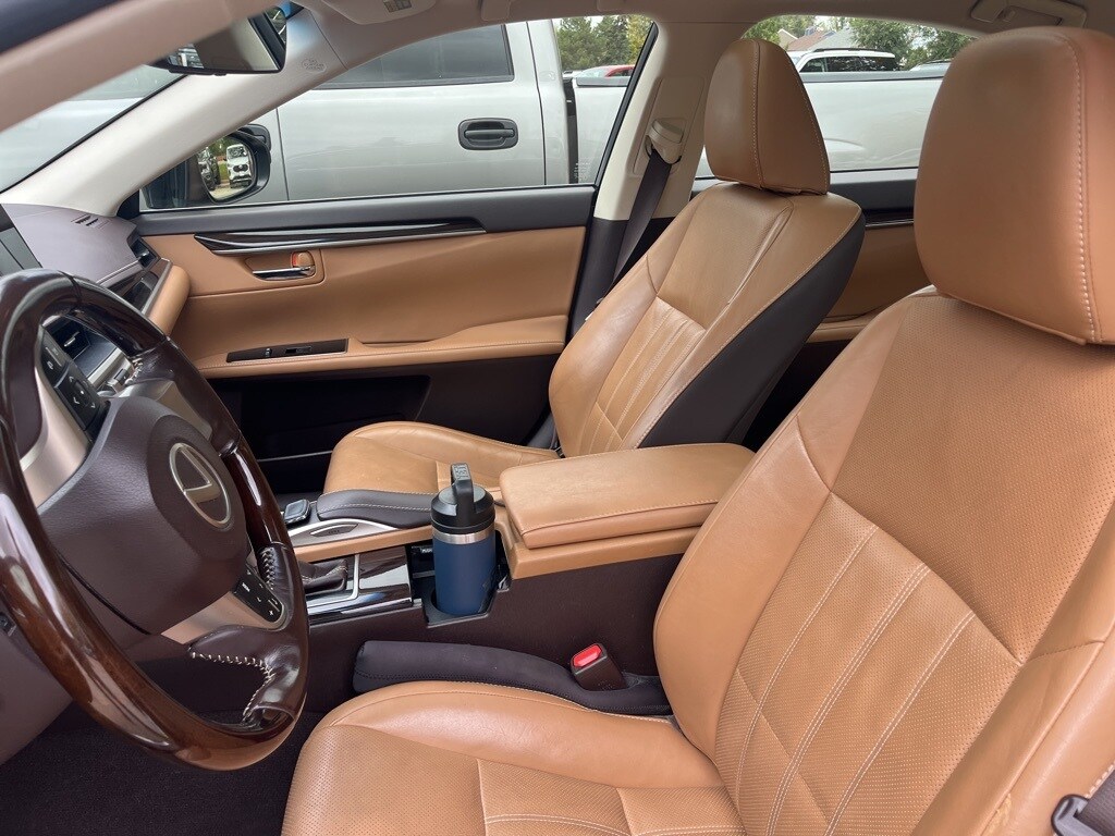 2017 Lexus ES 300h photo 2