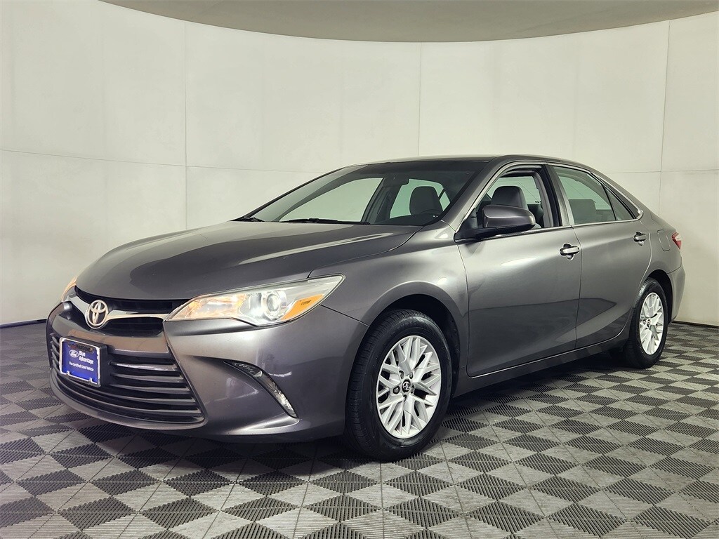 2016 Toyota Camry SE photo 3