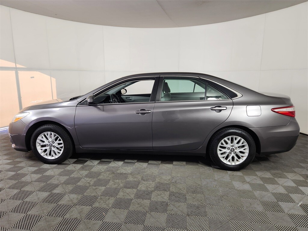2016 Toyota Camry SE photo 4