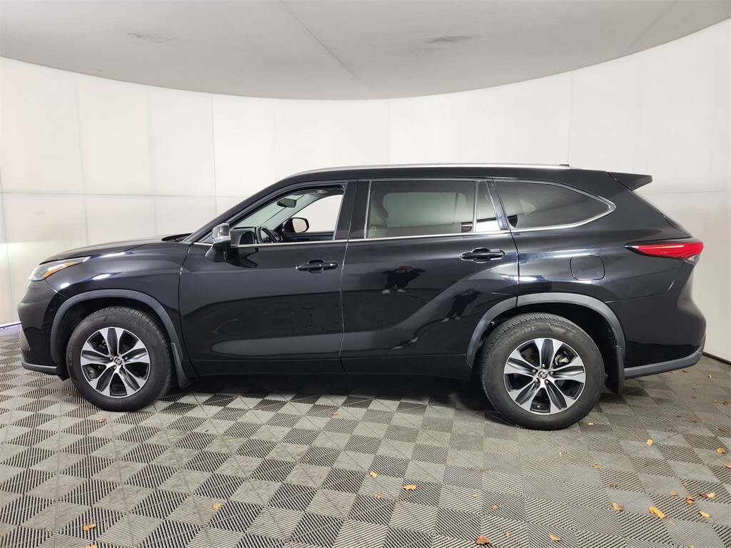 2021 Toyota Highlander XLE photo 2
