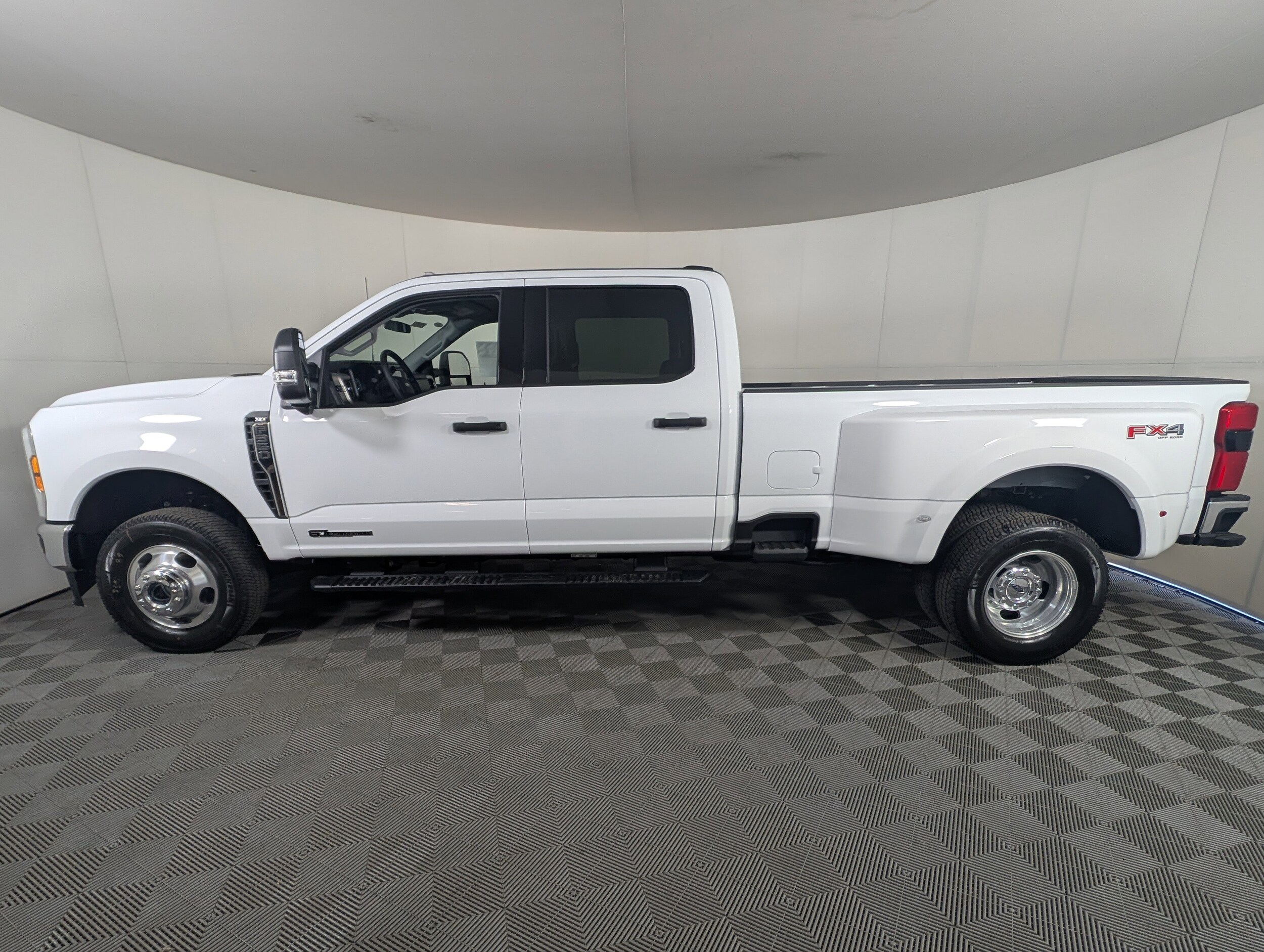 2026 Ford F-350 XLT photo 2
