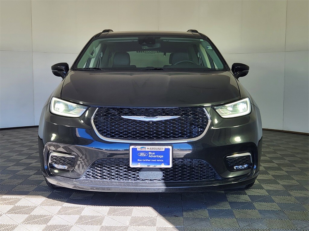 2022 Chrysler Pacifica Touring L photo 2