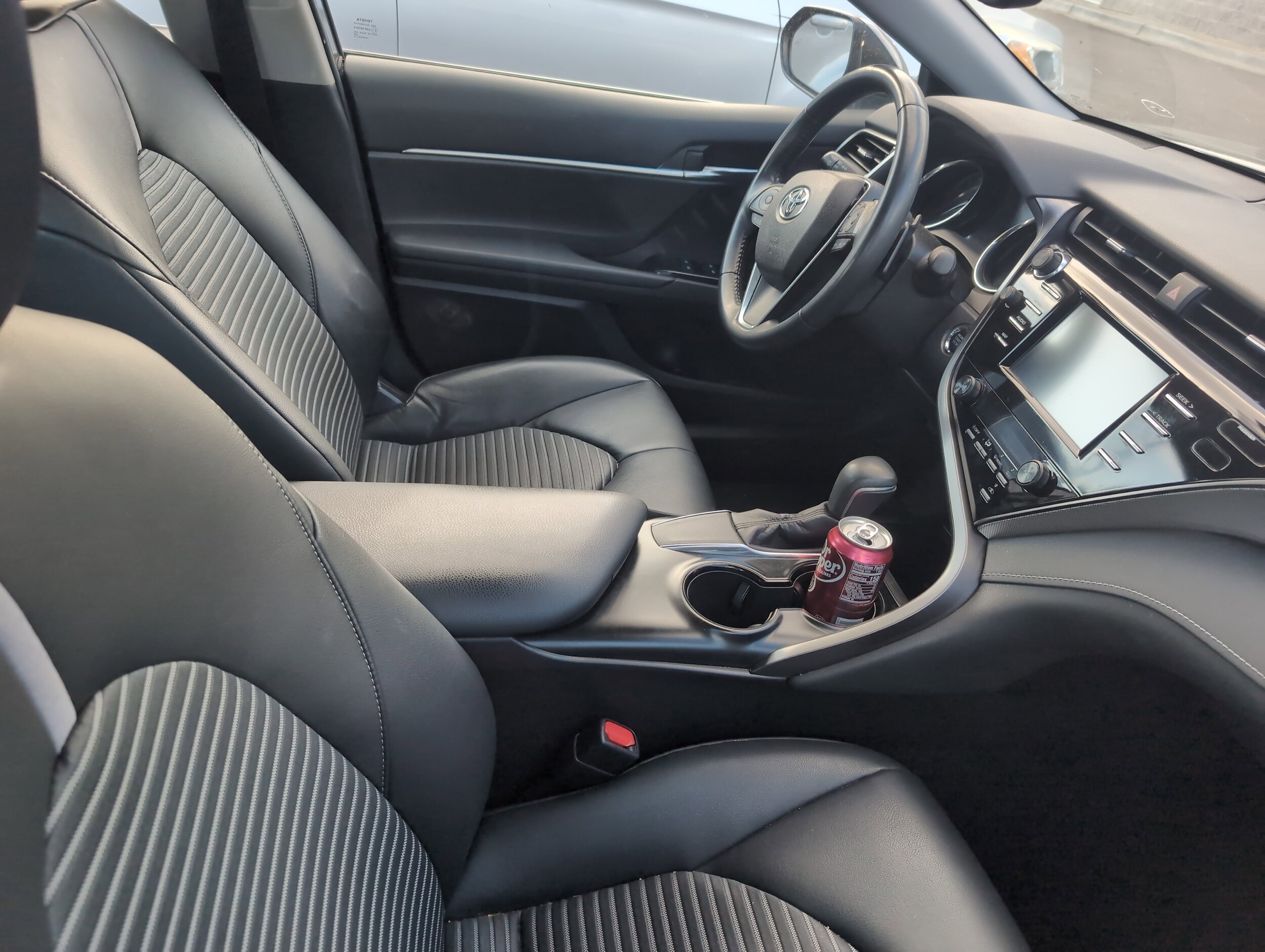 2019 Toyota Camry SE photo 3