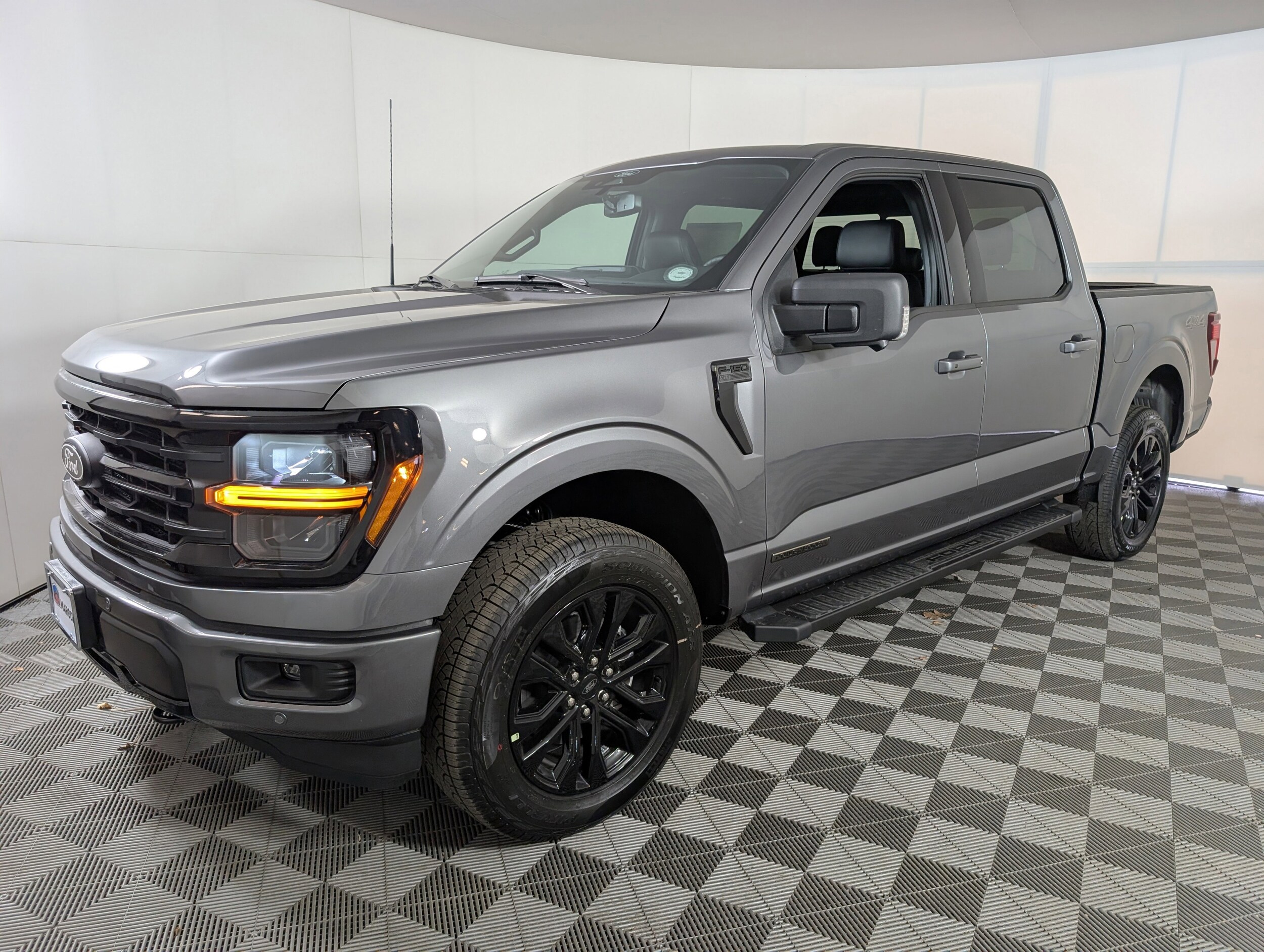 2025 Ford F-150 XLT photo 2