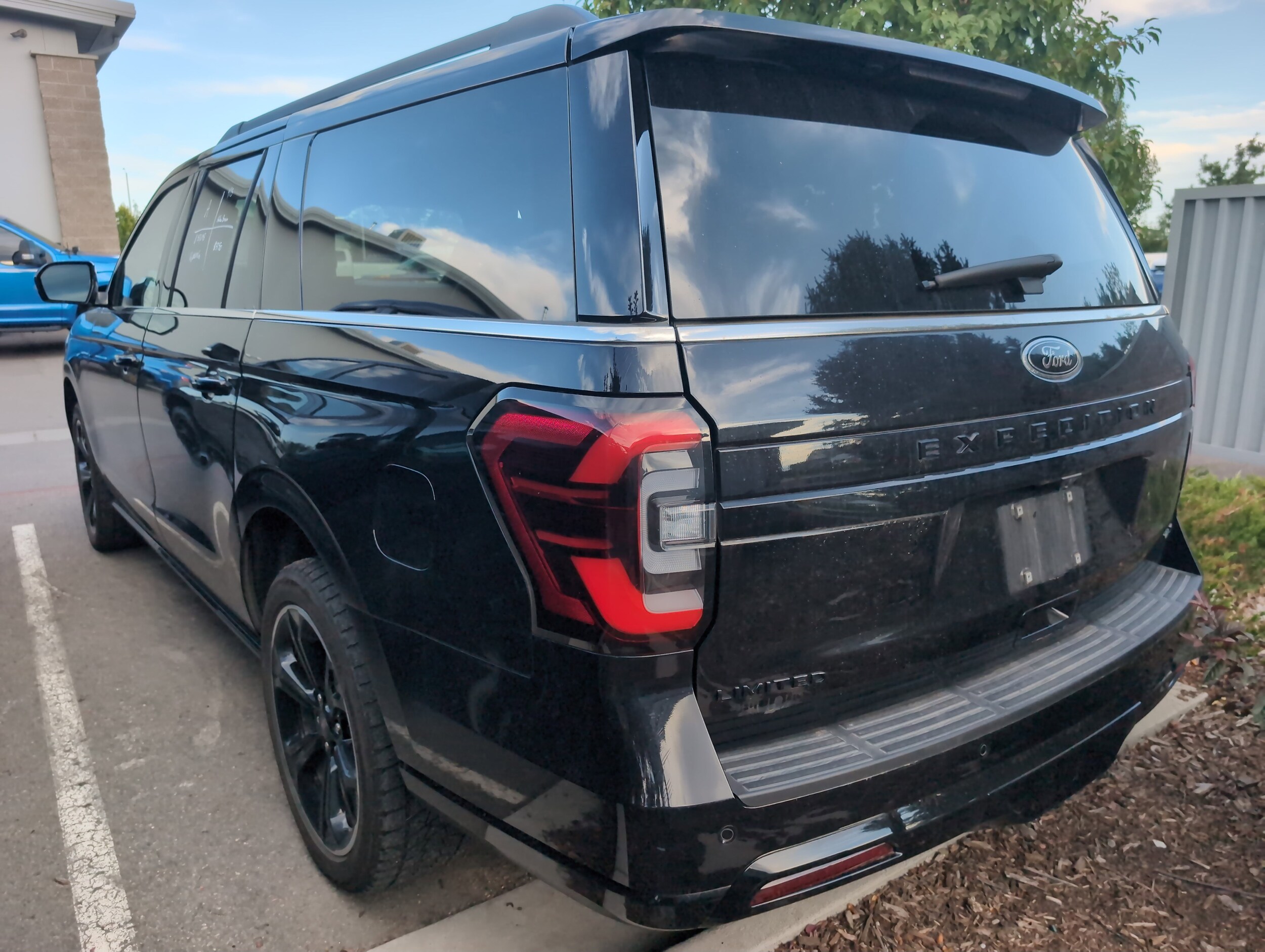 2022 Ford Expedition MAX Limited photo 2