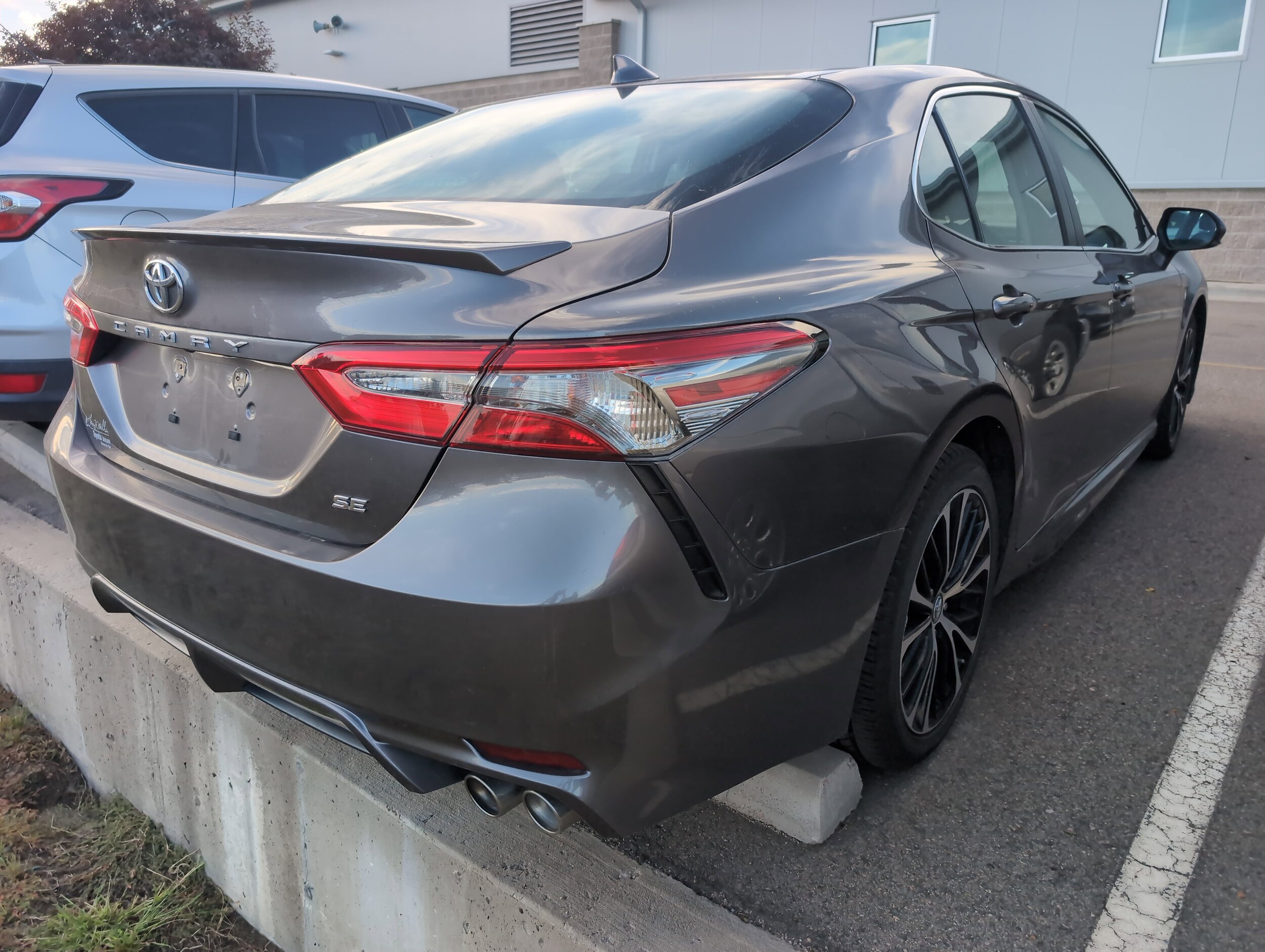 2019 Toyota Camry SE photo 2