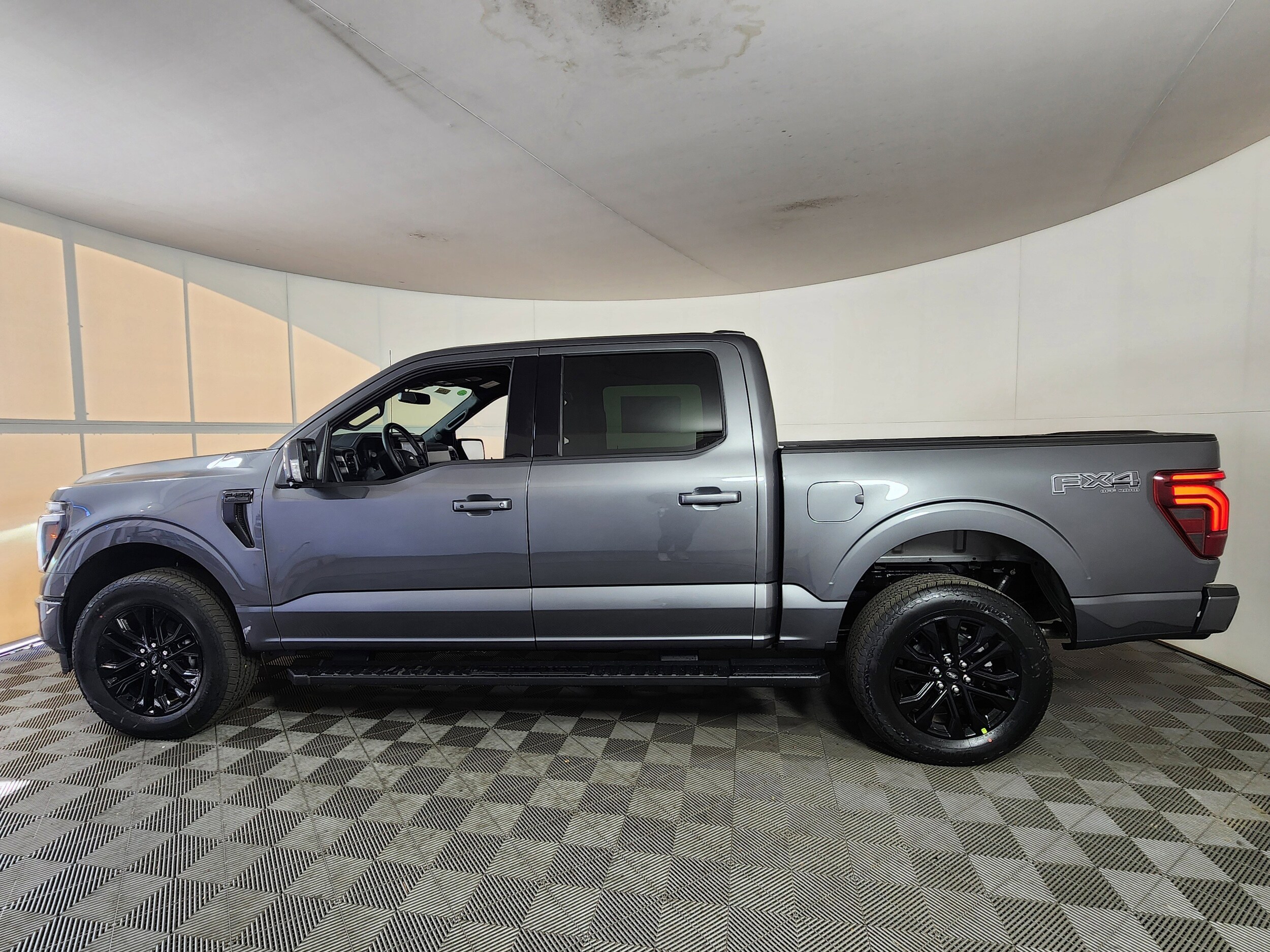 2025 Ford F-150 Lariat photo 2