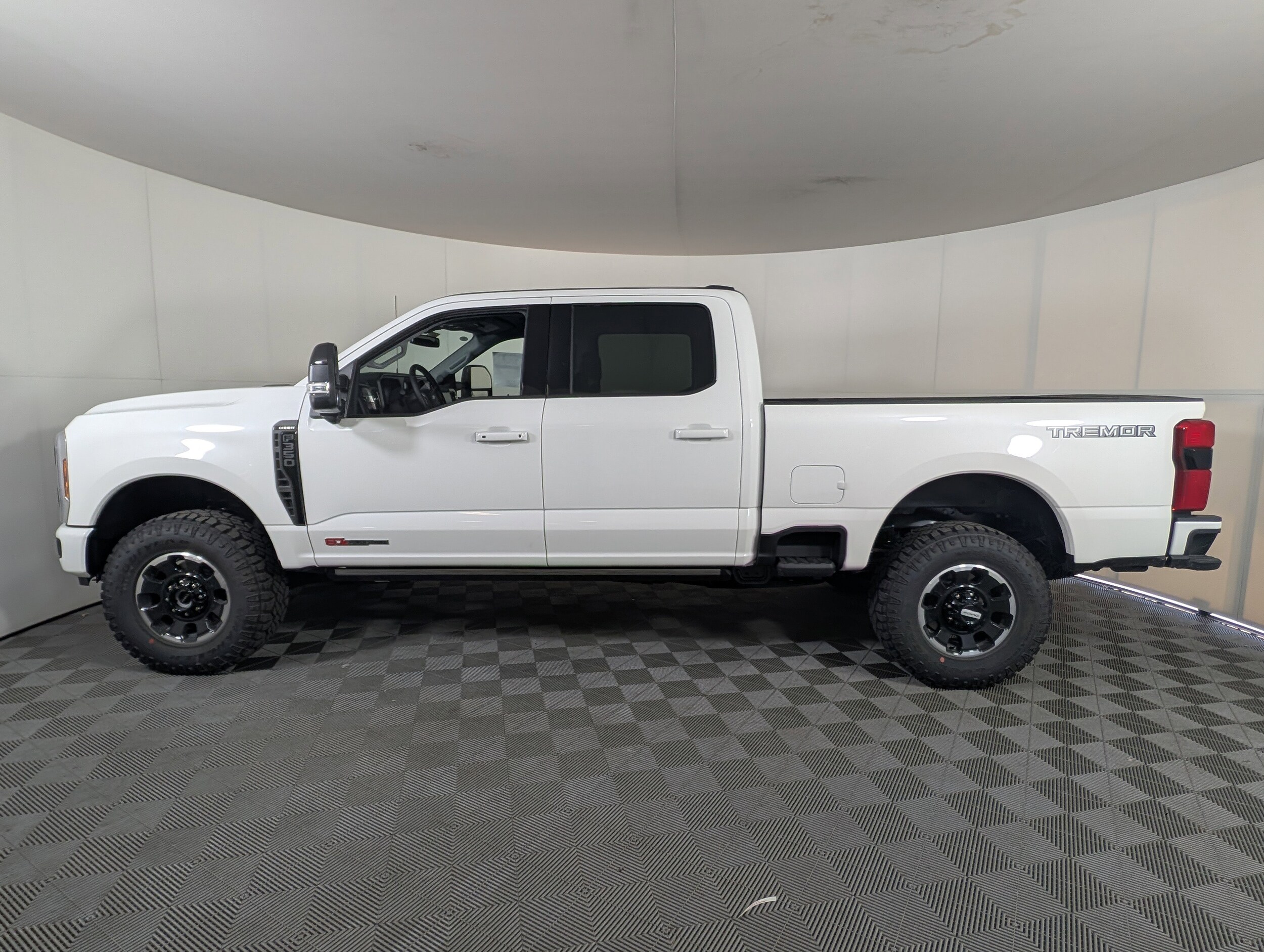 2025 Ford F-350 Lariat photo 4