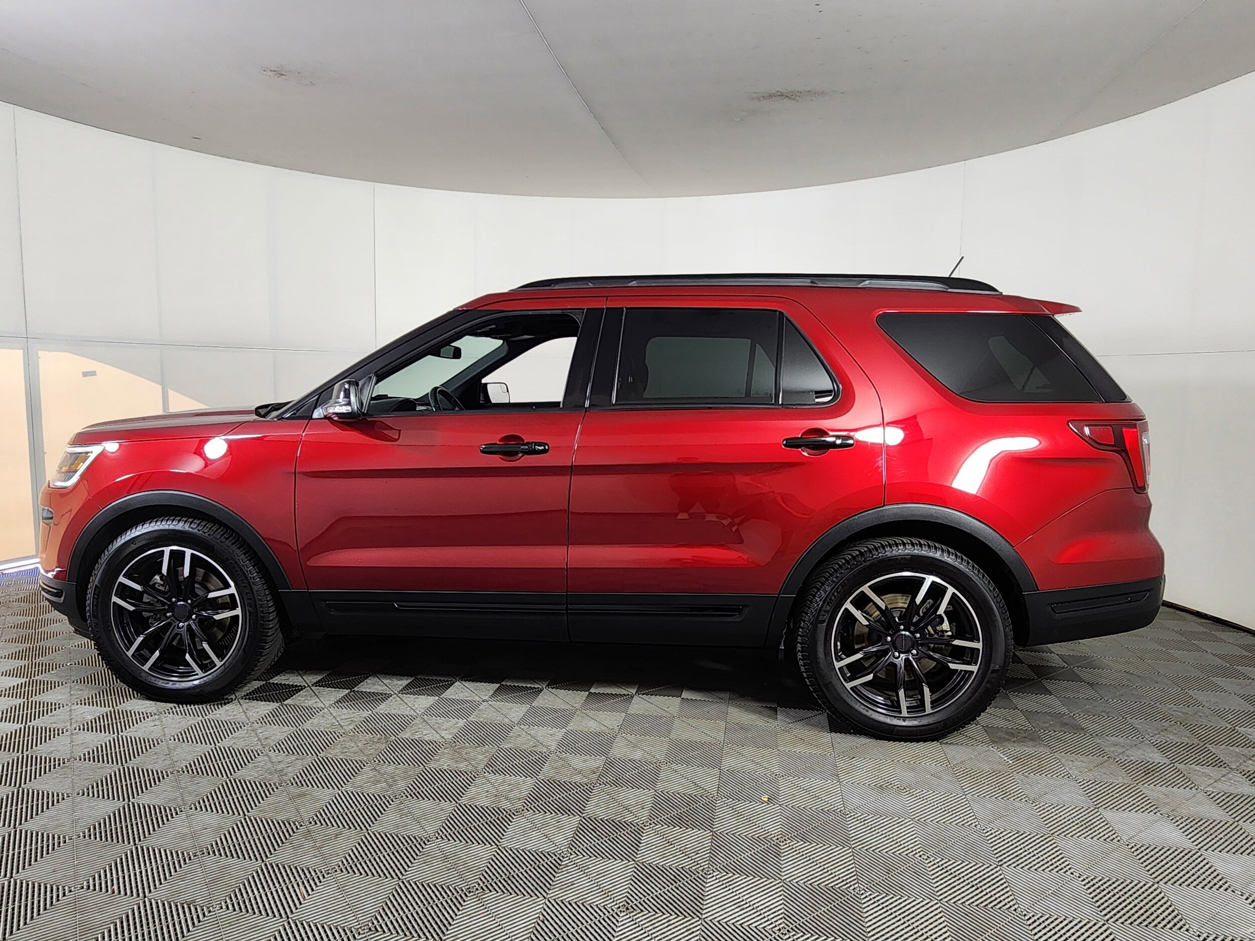 2018 Ford Explorer Sport photo 2