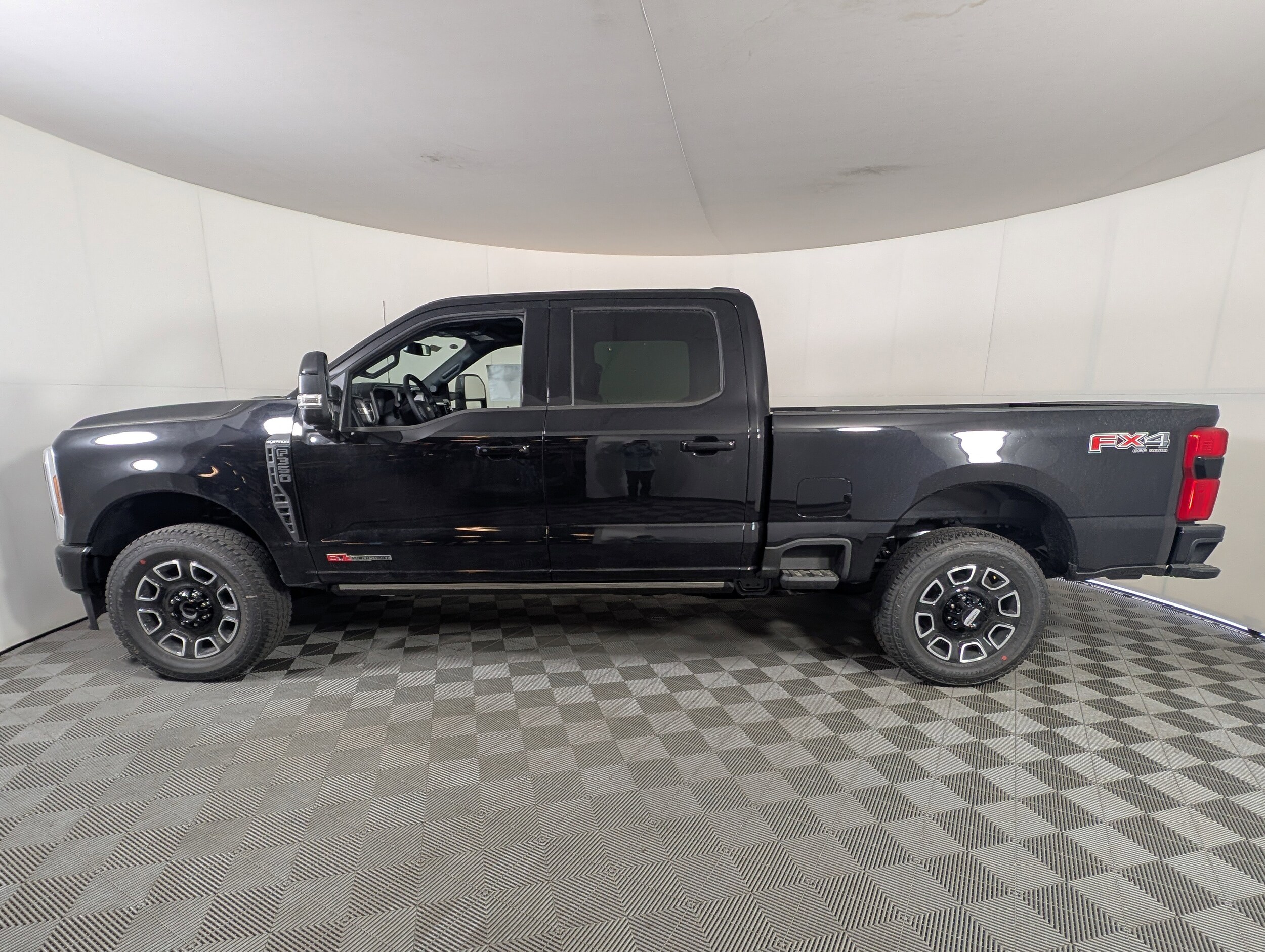 2025 Ford F-350 Platinum photo 4