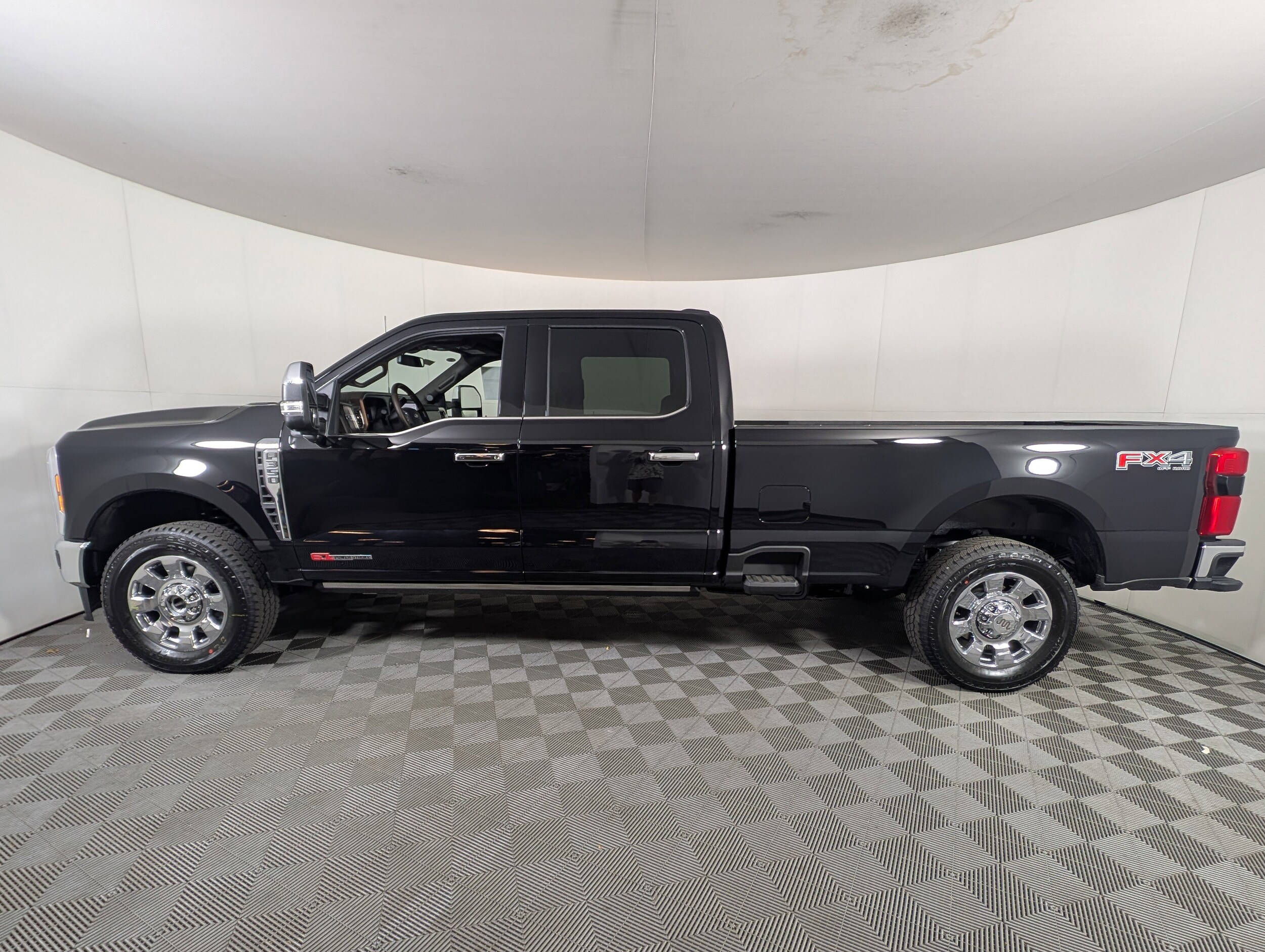 2025 Ford F-350 King Ranch photo 2