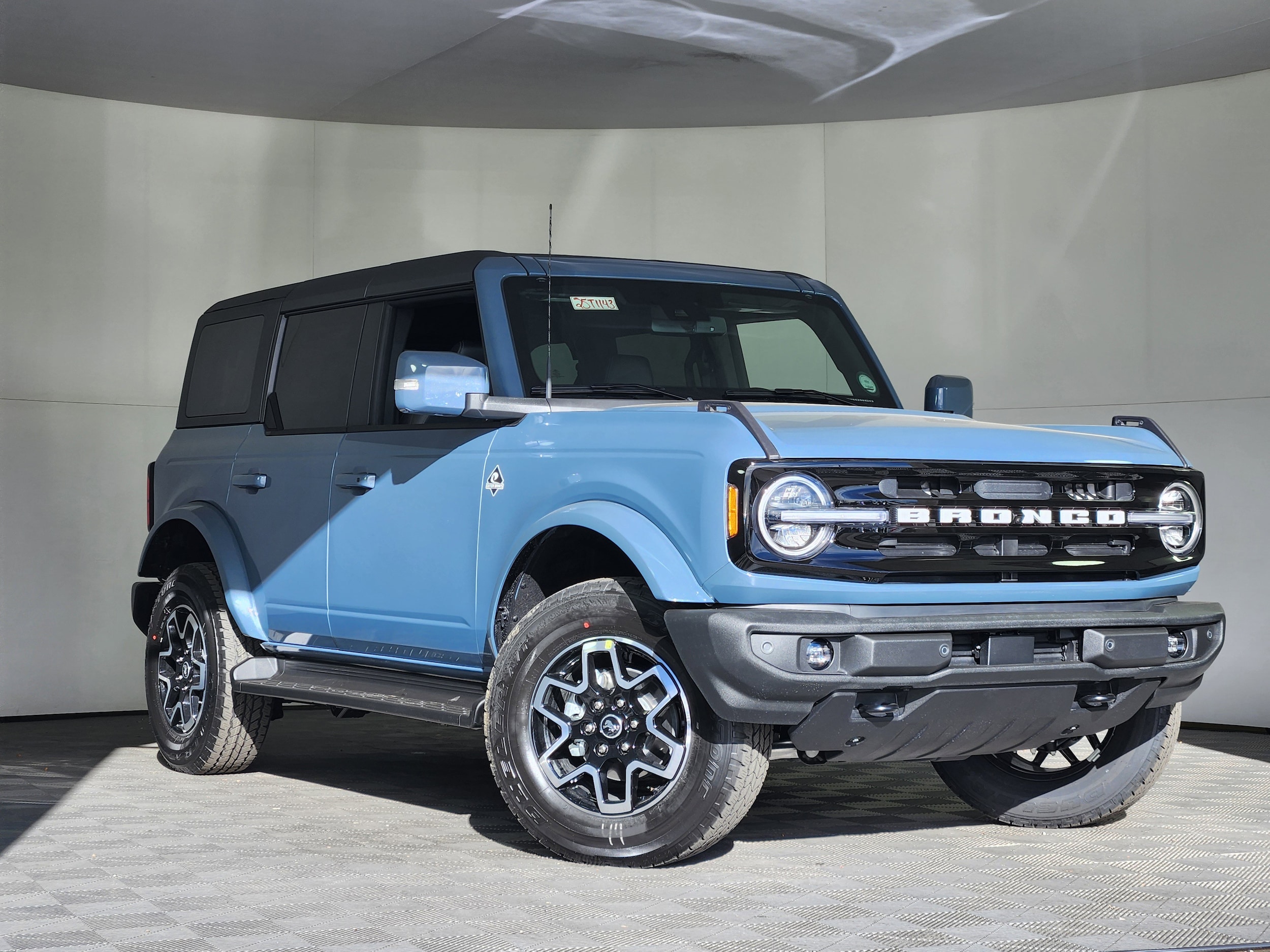 2025 Ford Bronco 4-Door Outer Banks's photo
