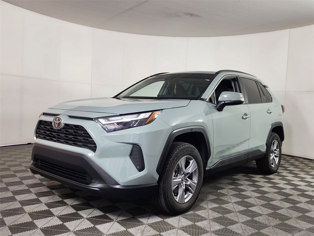 2022 Toyota RAV4 XLE photo 2