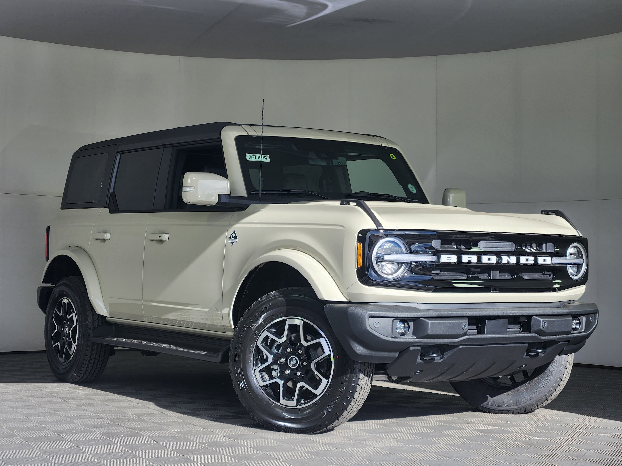 2025 Ford Bronco 4-Door Outer Banks's photo