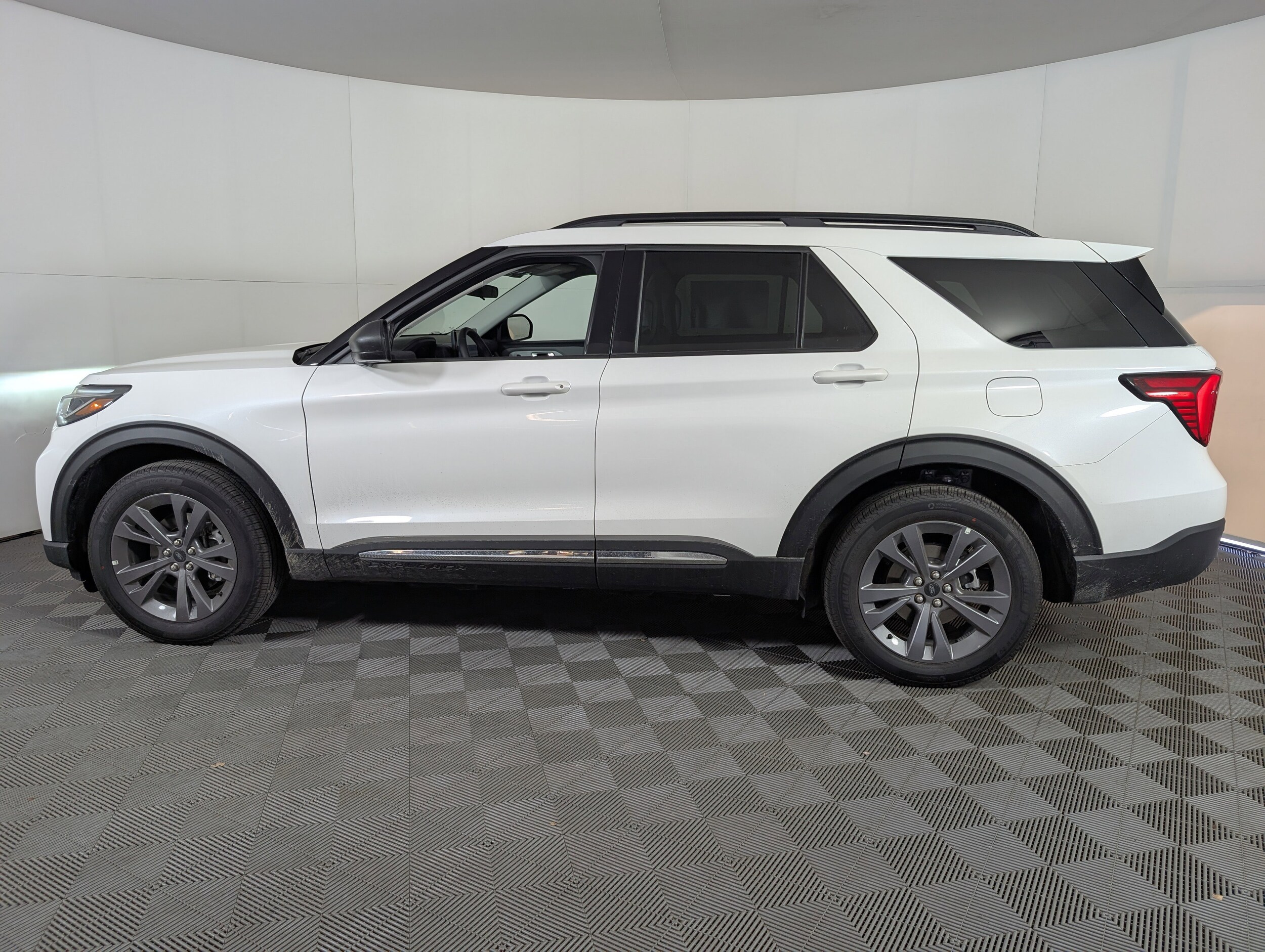 2025 Ford Explorer photo 2