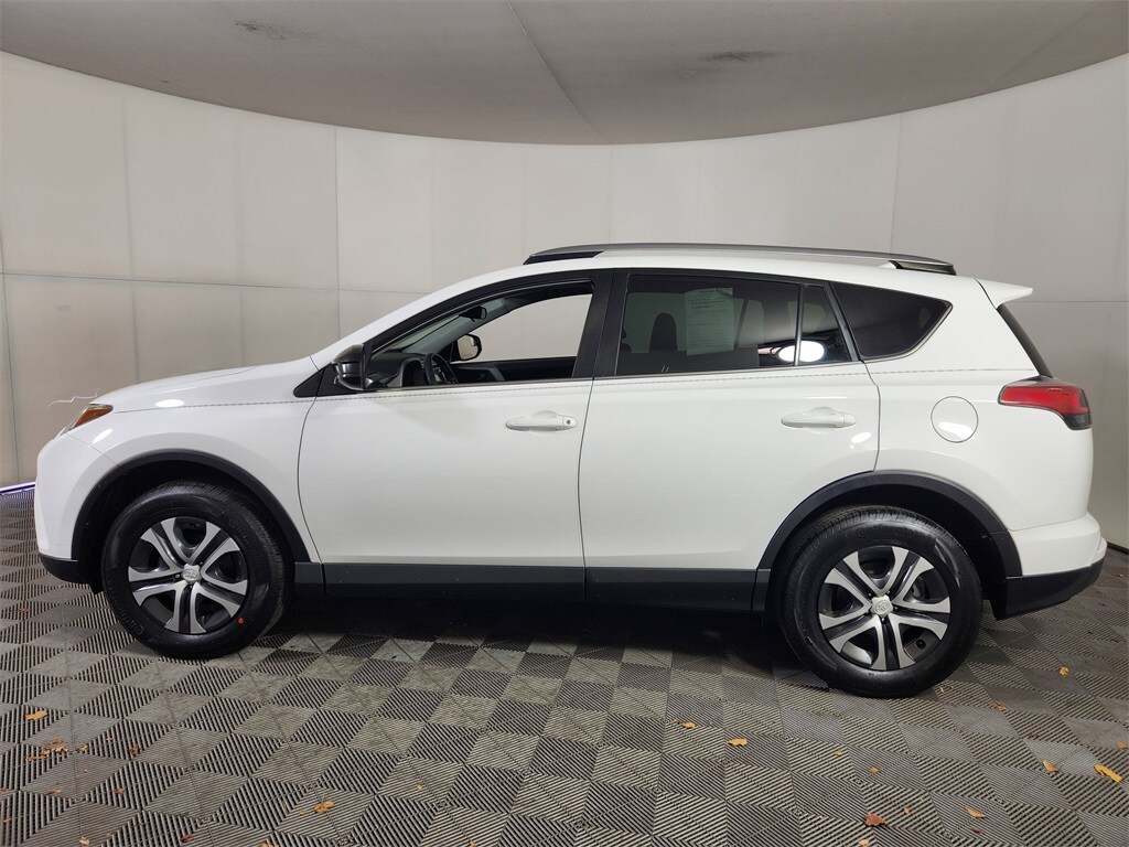 2018 Toyota RAV4 LE photo 2