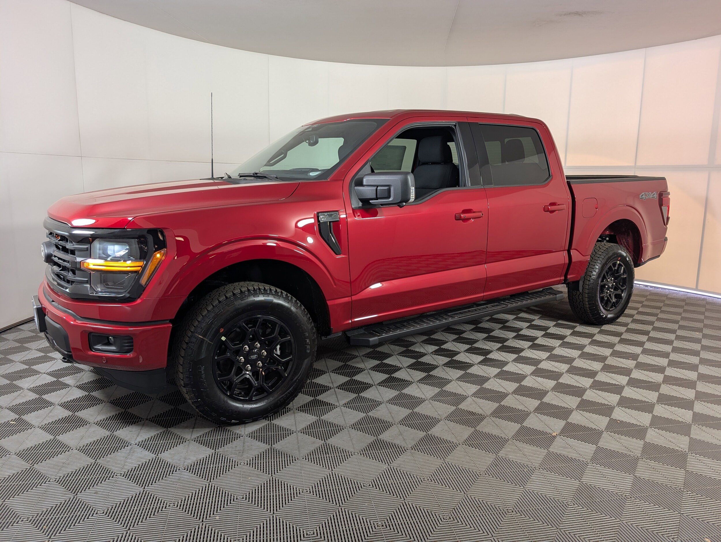 2025 Ford F-150 XLT photo 3