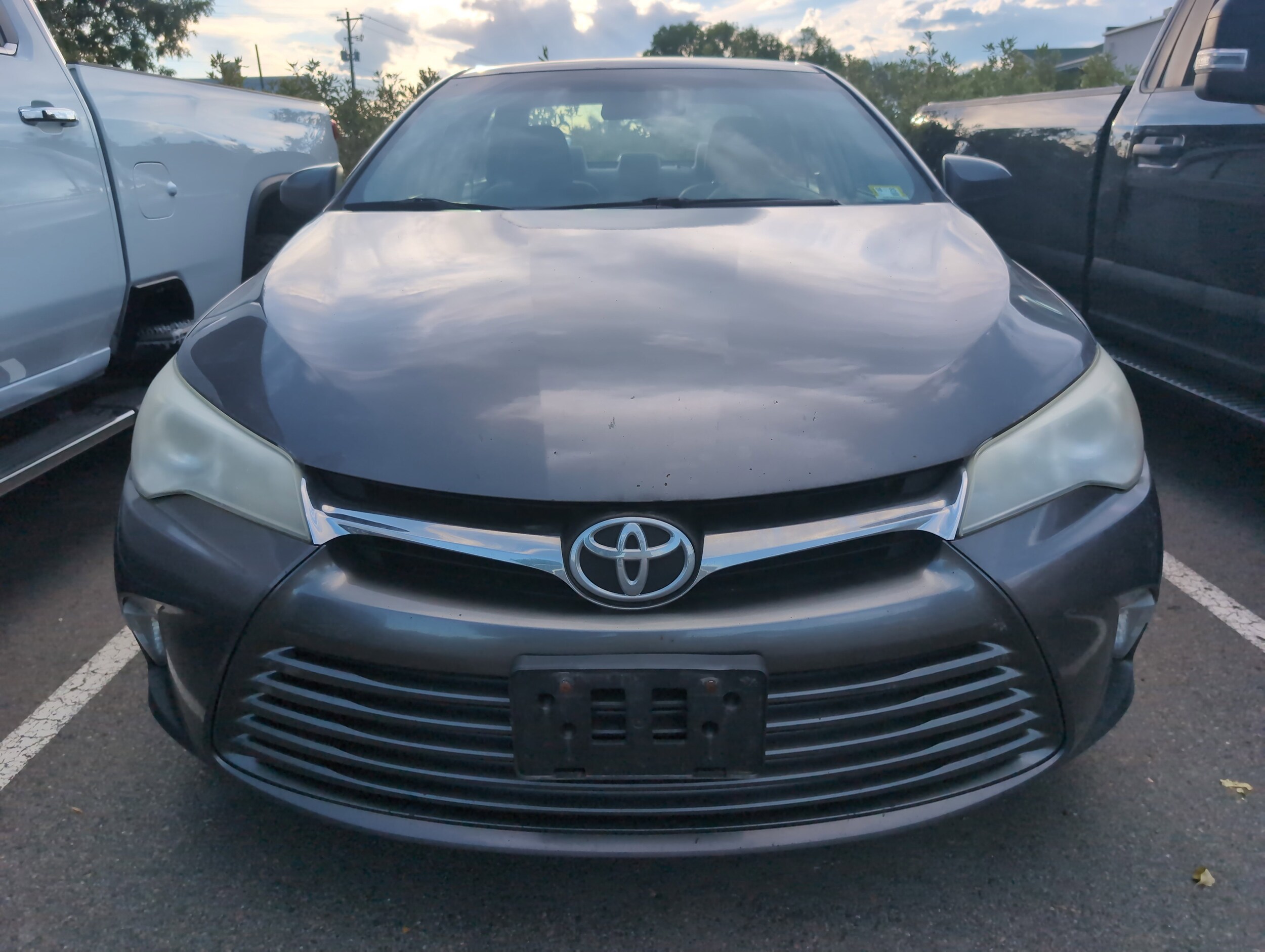 2016 Toyota Camry SE photo 2