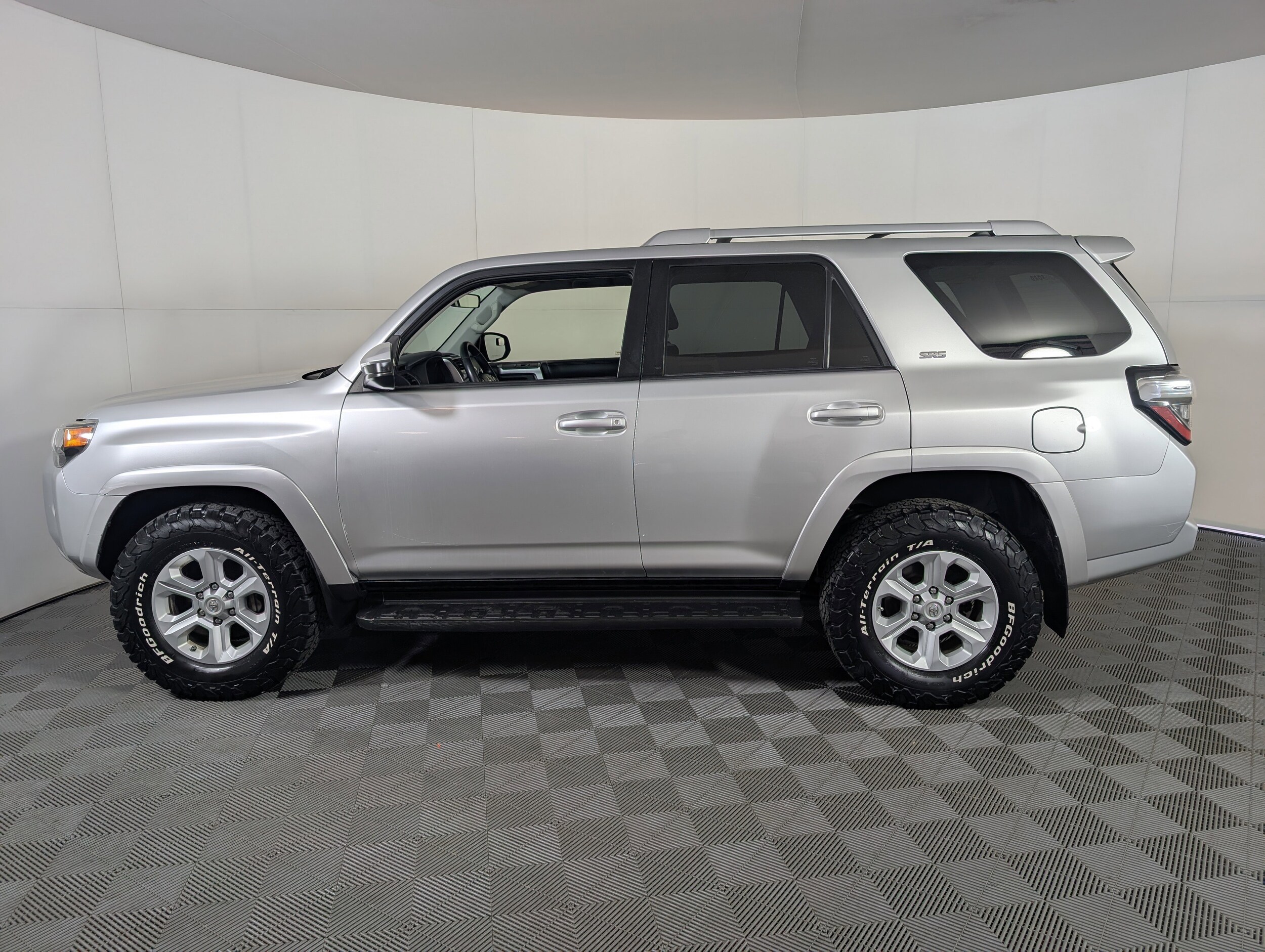 2018 Toyota 4Runner SR5 photo 4