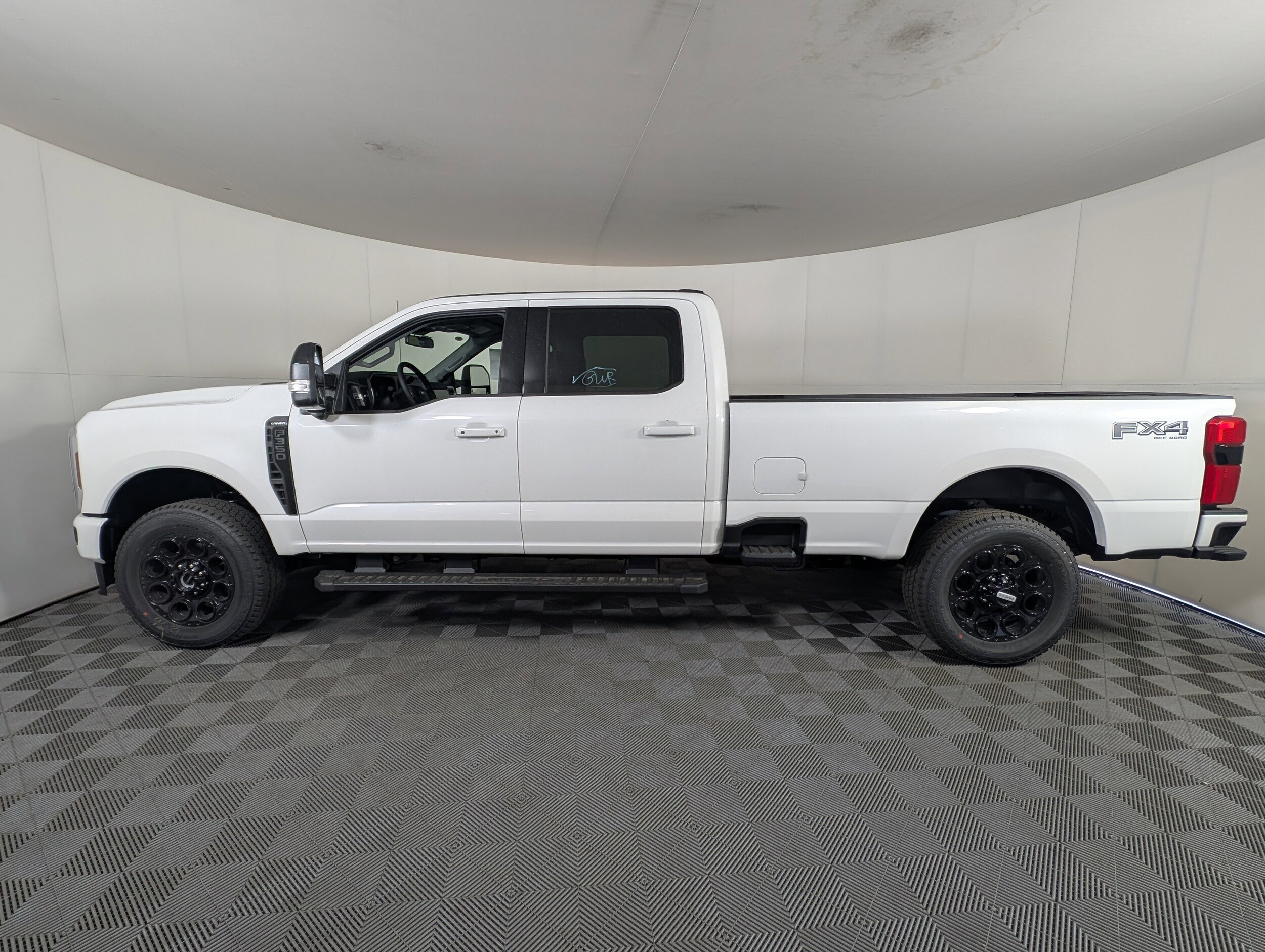 2026 Ford F-350 Lariat photo 2