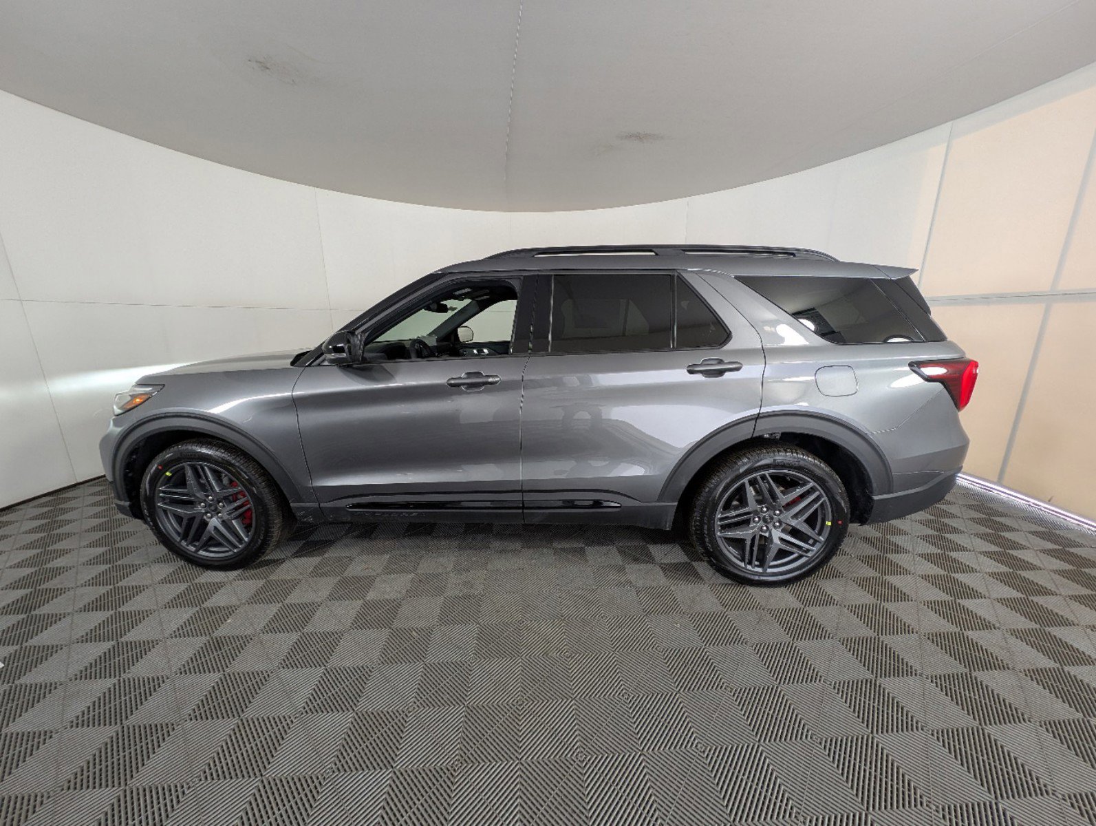 2025 Ford Explorer ST photo 4