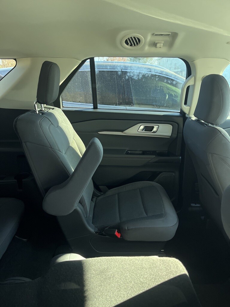 2025 Ford Explorer photo 2
