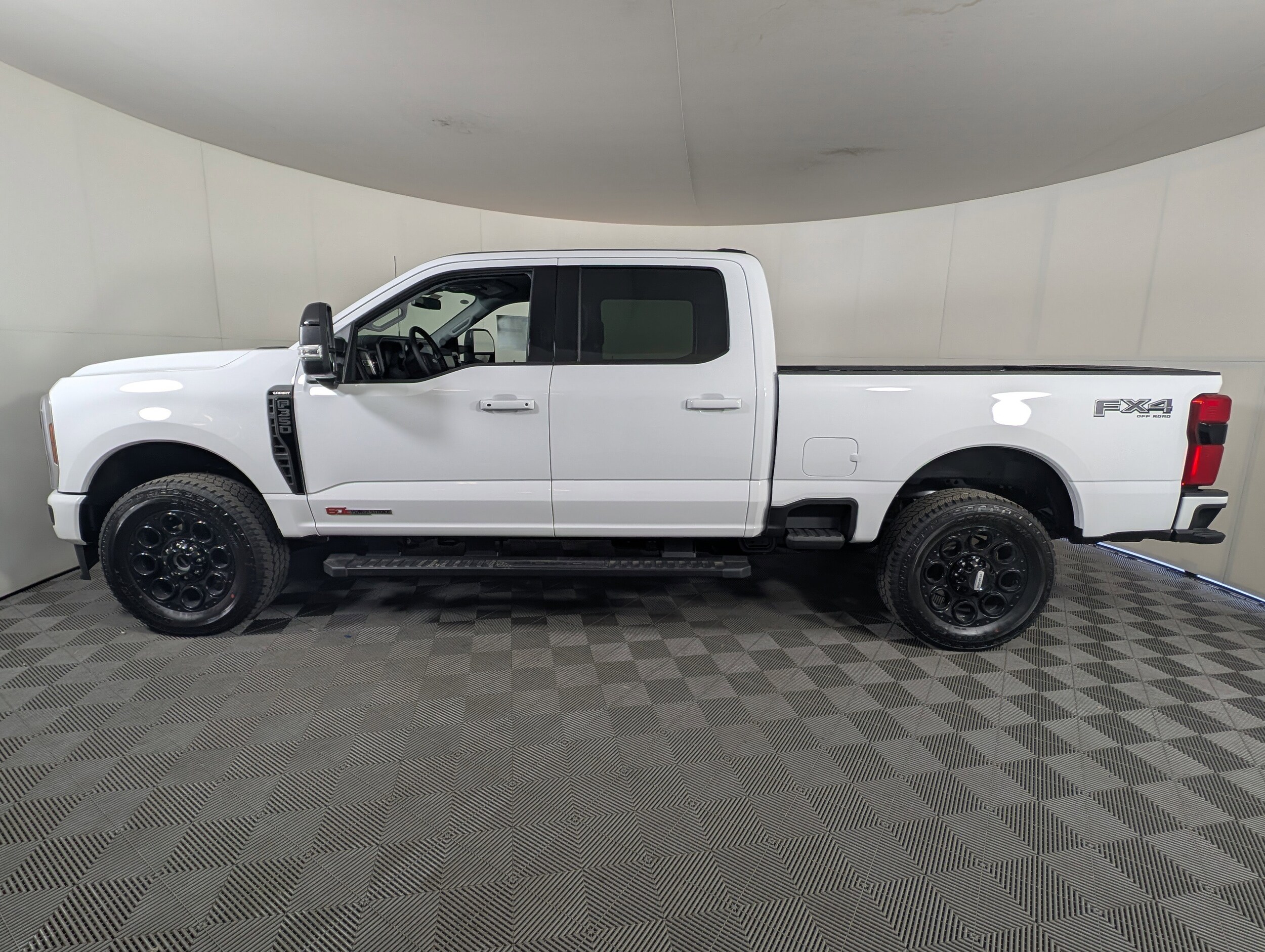 2025 Ford F-350 Lariat photo 2