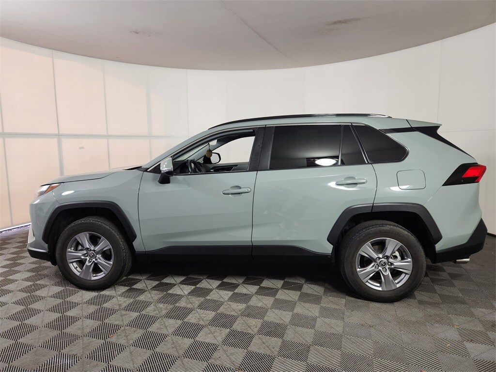 2022 Toyota RAV4 XLE photo 3