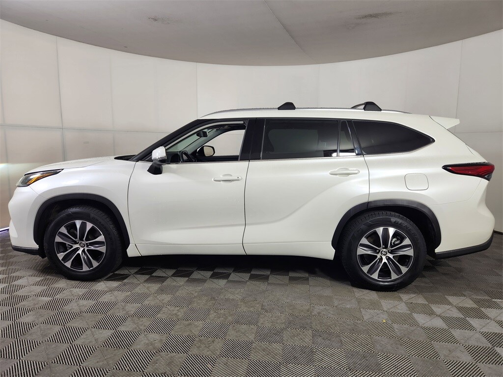 2021 Toyota Highlander XLE photo 2