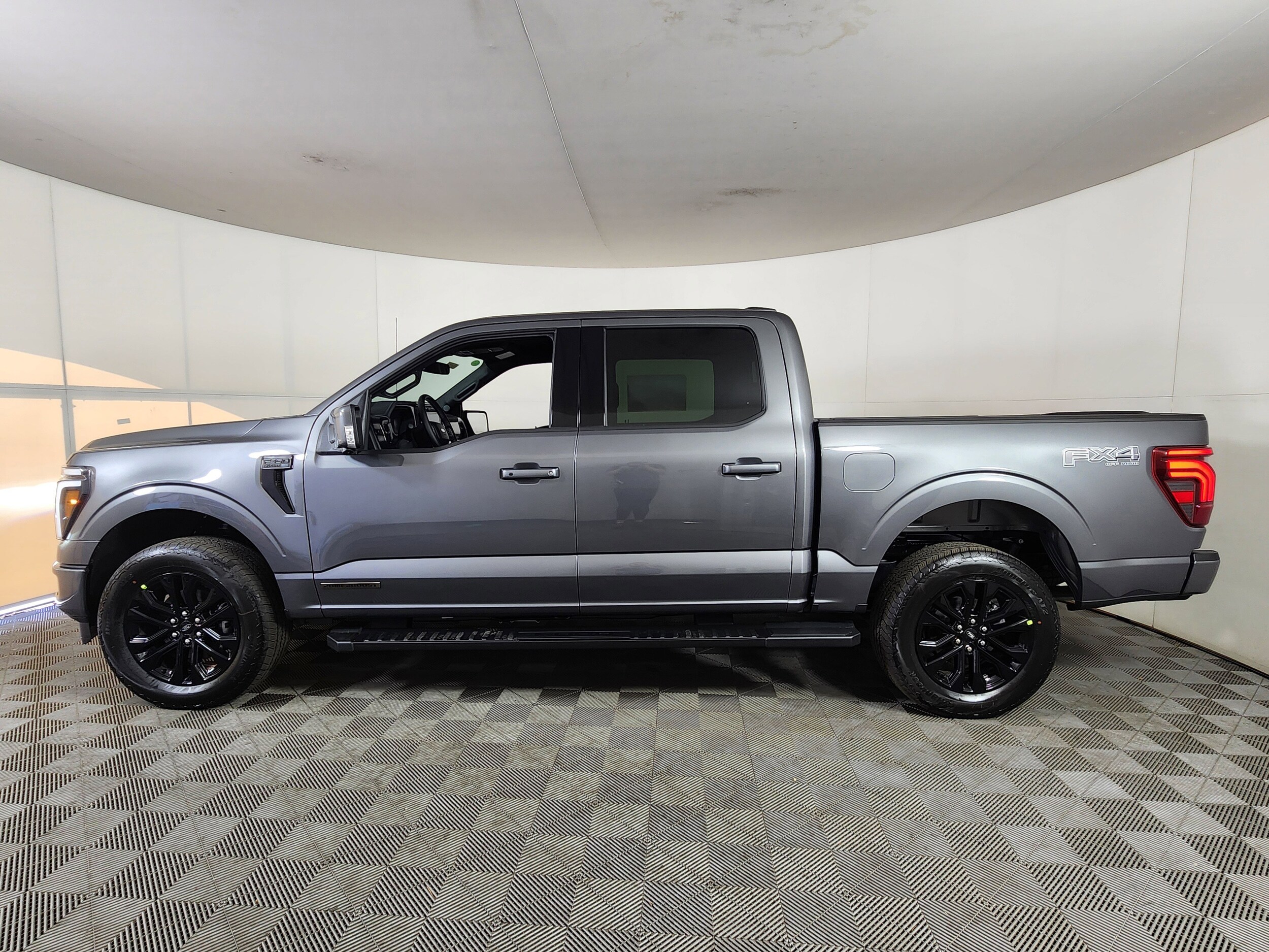 2025 Ford F-150 Lariat photo 2