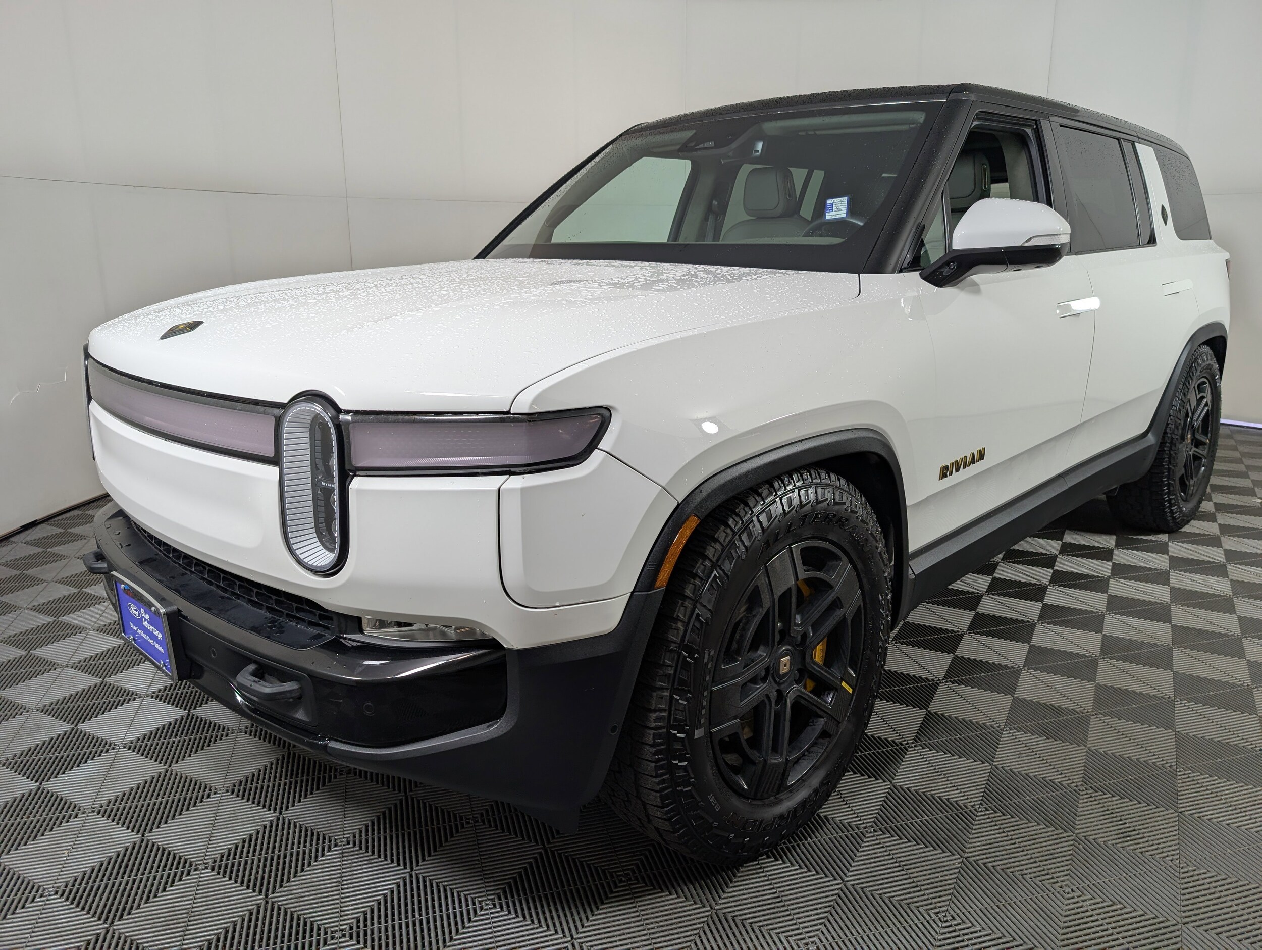 2023 Rivian R1S Adventure photo 2