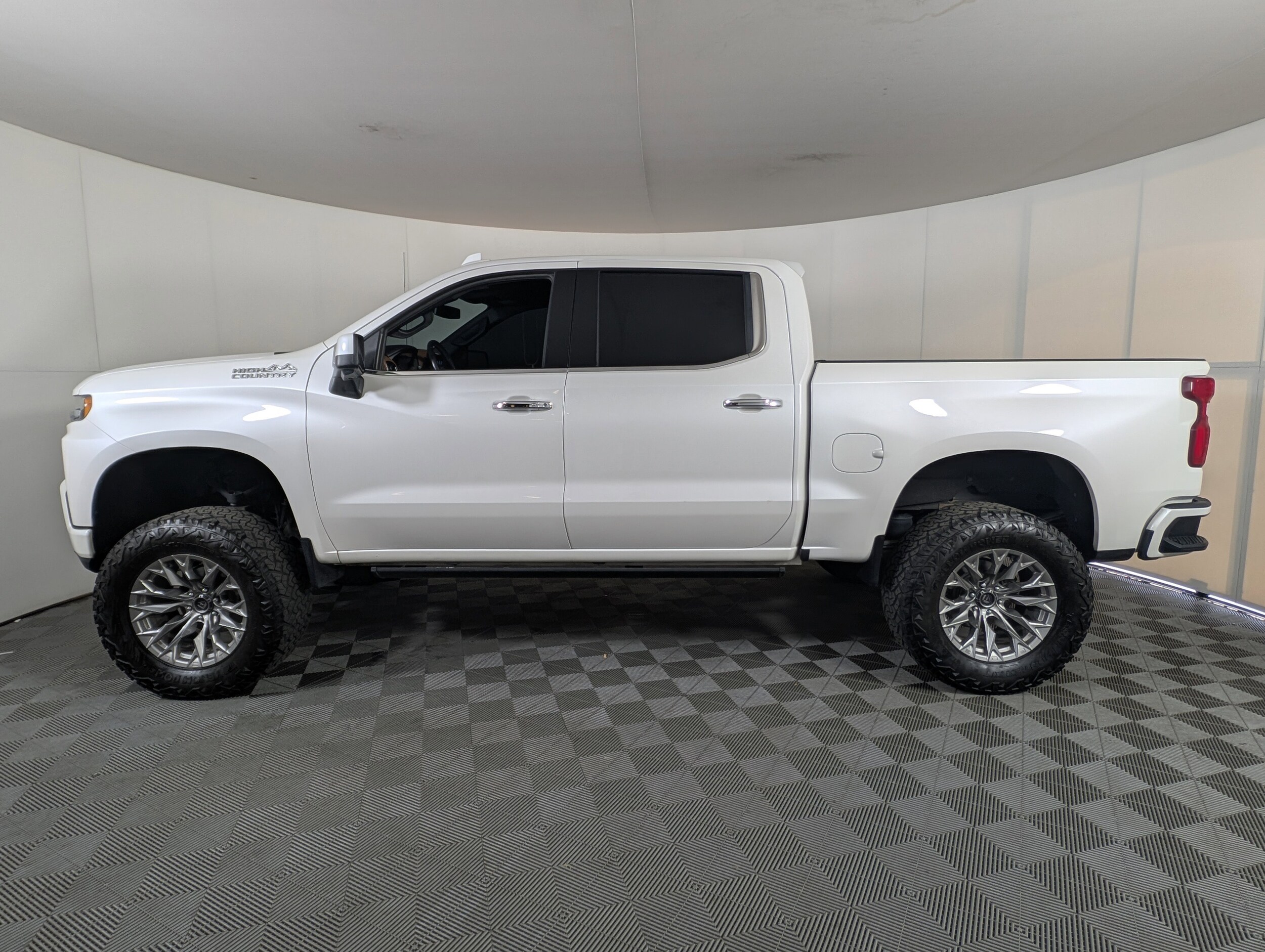 2019 Chevrolet Silverado 1500 High Country photo 3