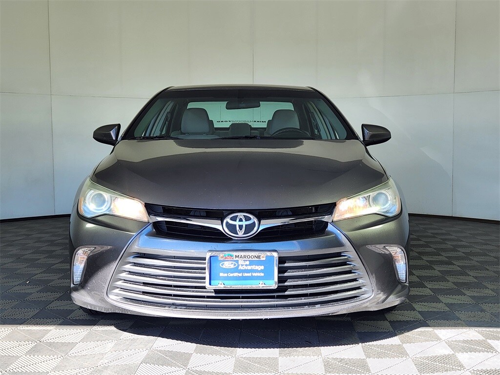 2016 Toyota Camry SE photo 2