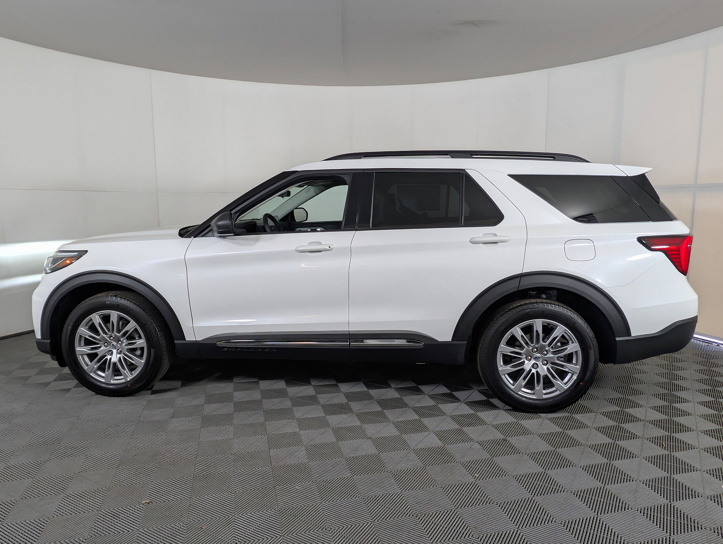 2025 Ford Explorer photo 4