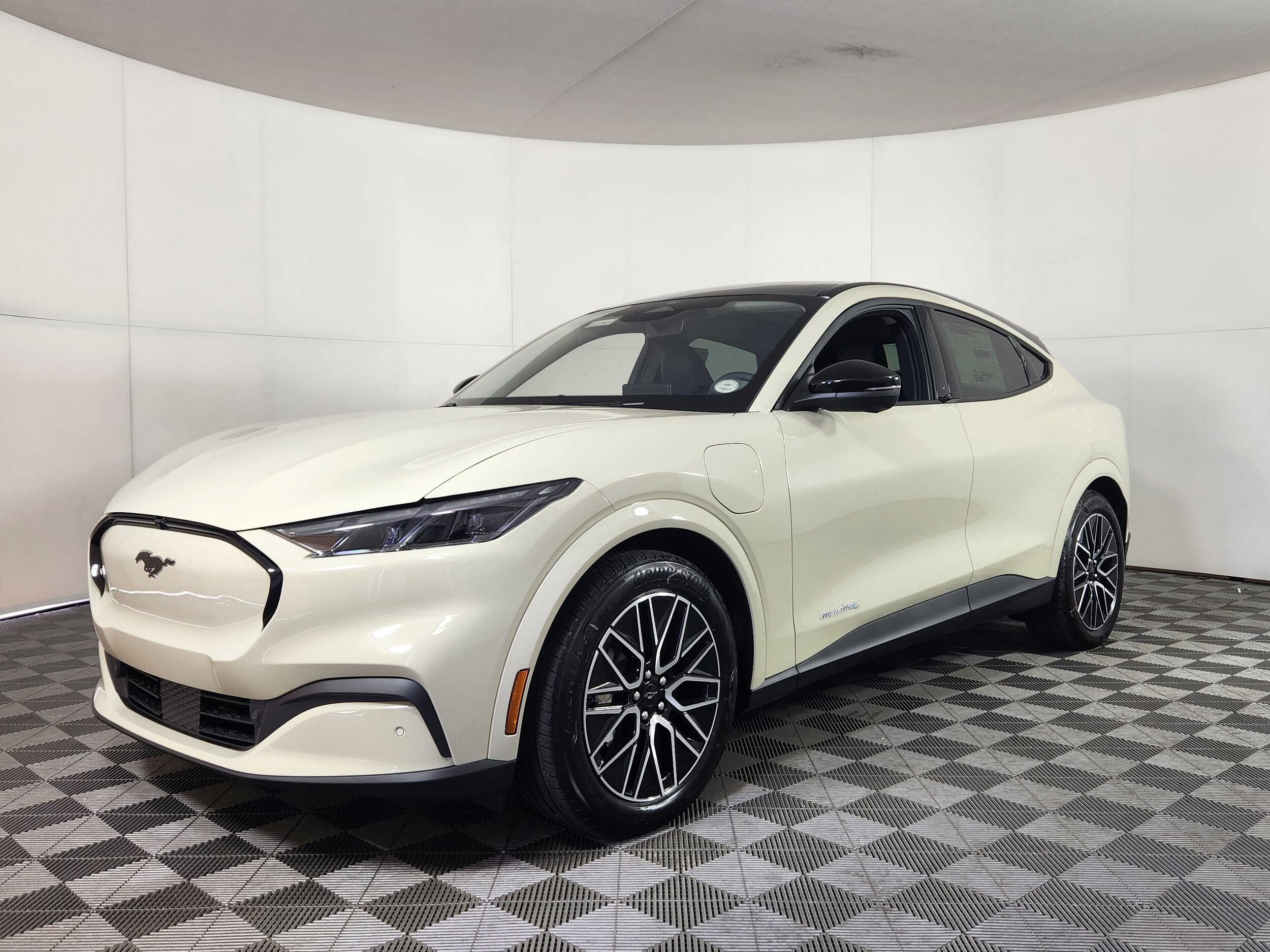 2025 Ford Mustang Mach-E Premium photo 3