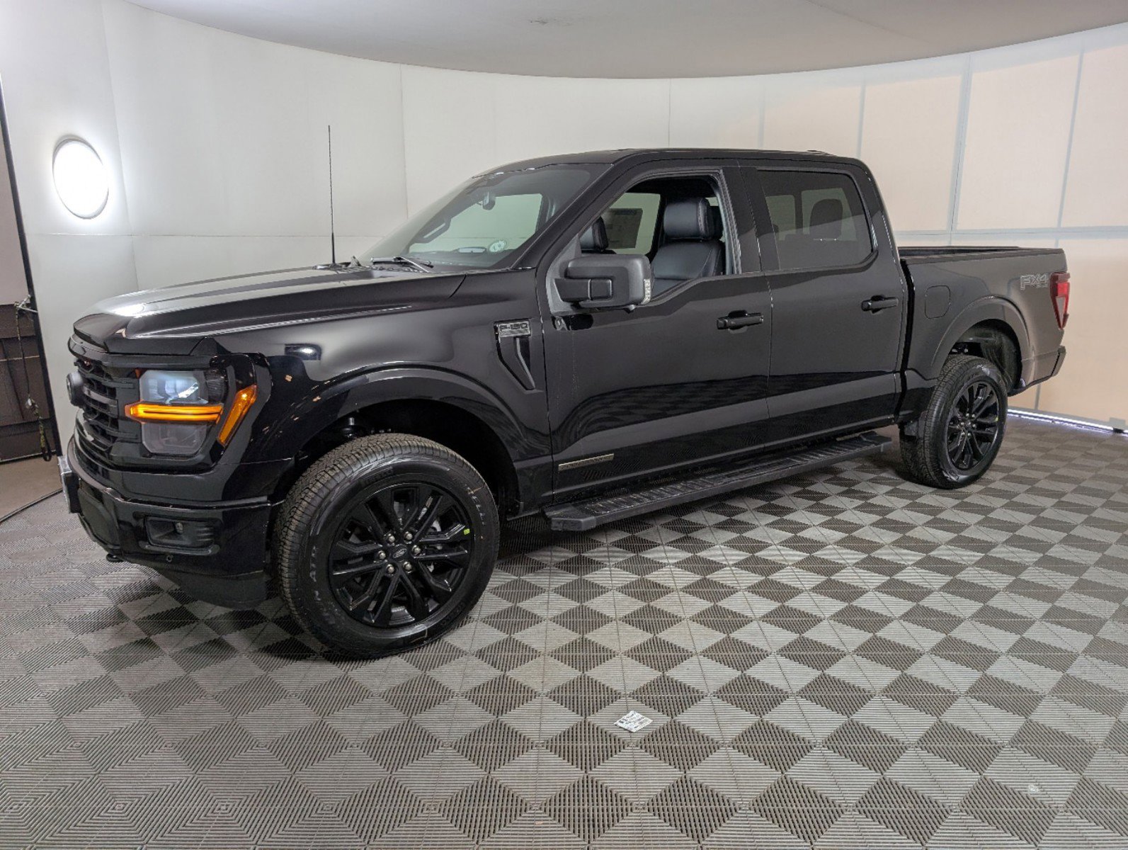 2025 Ford F-150 XLT photo 3