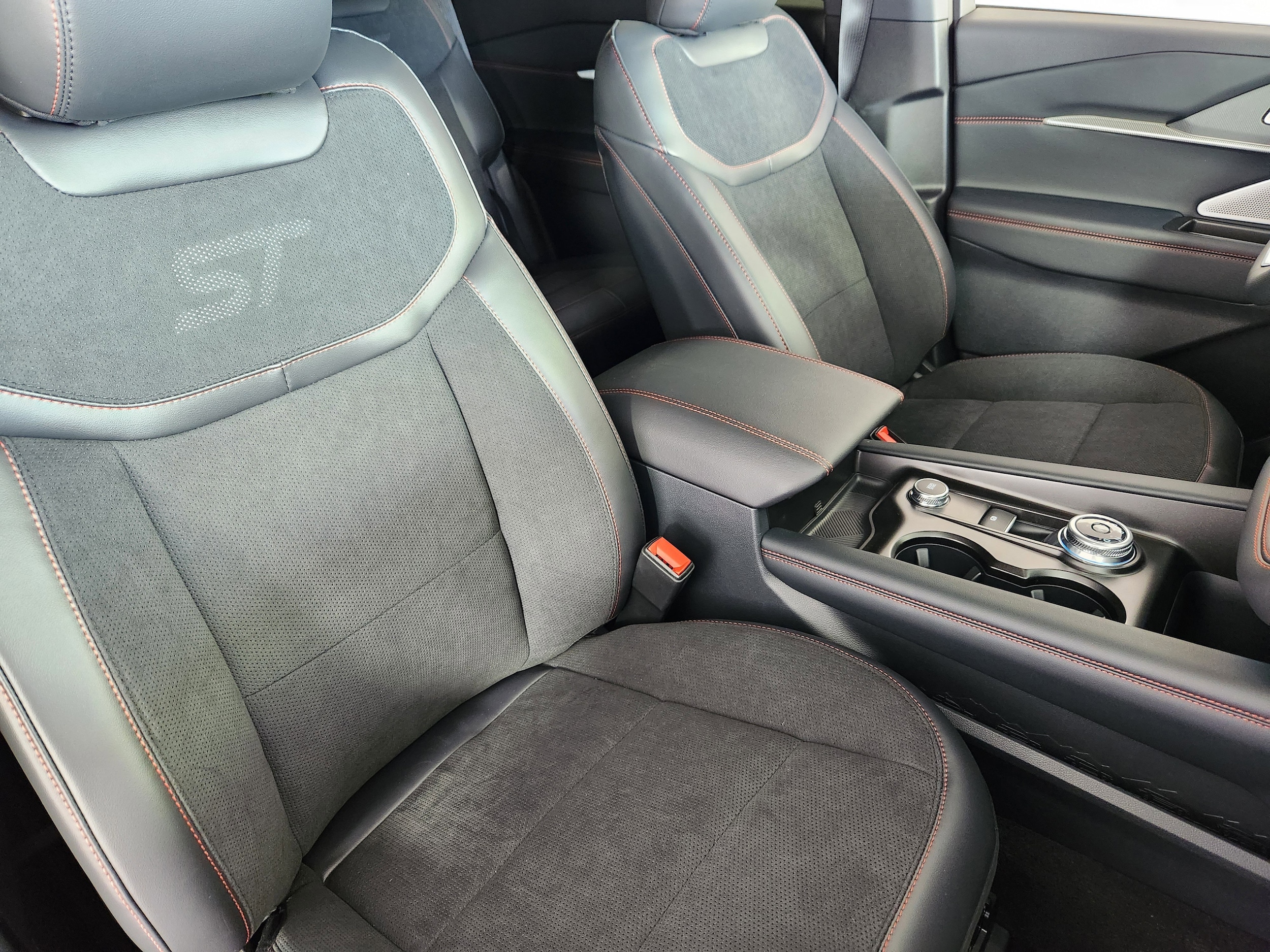2026 Ford Explorer ST - Photo 10