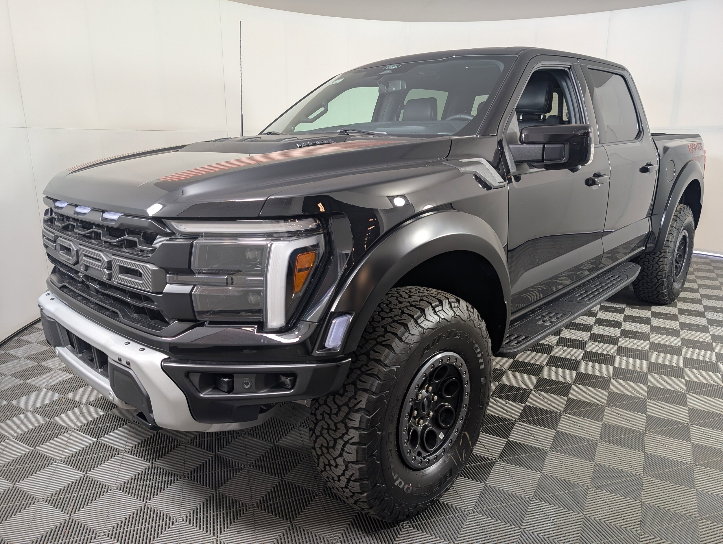 2025 Ford F-150 Raptor photo 2