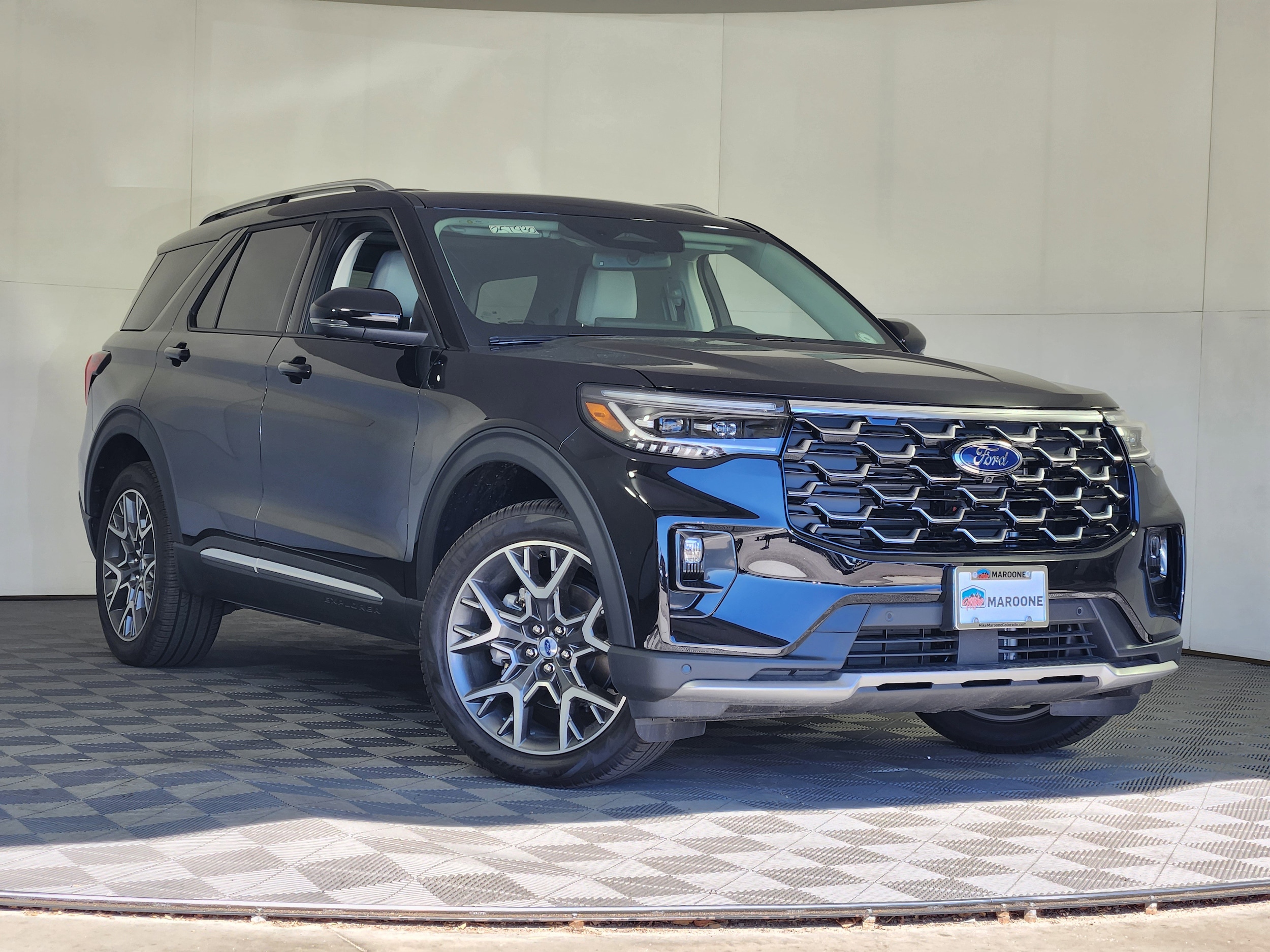 2025 Ford Explorer Platinum's photo