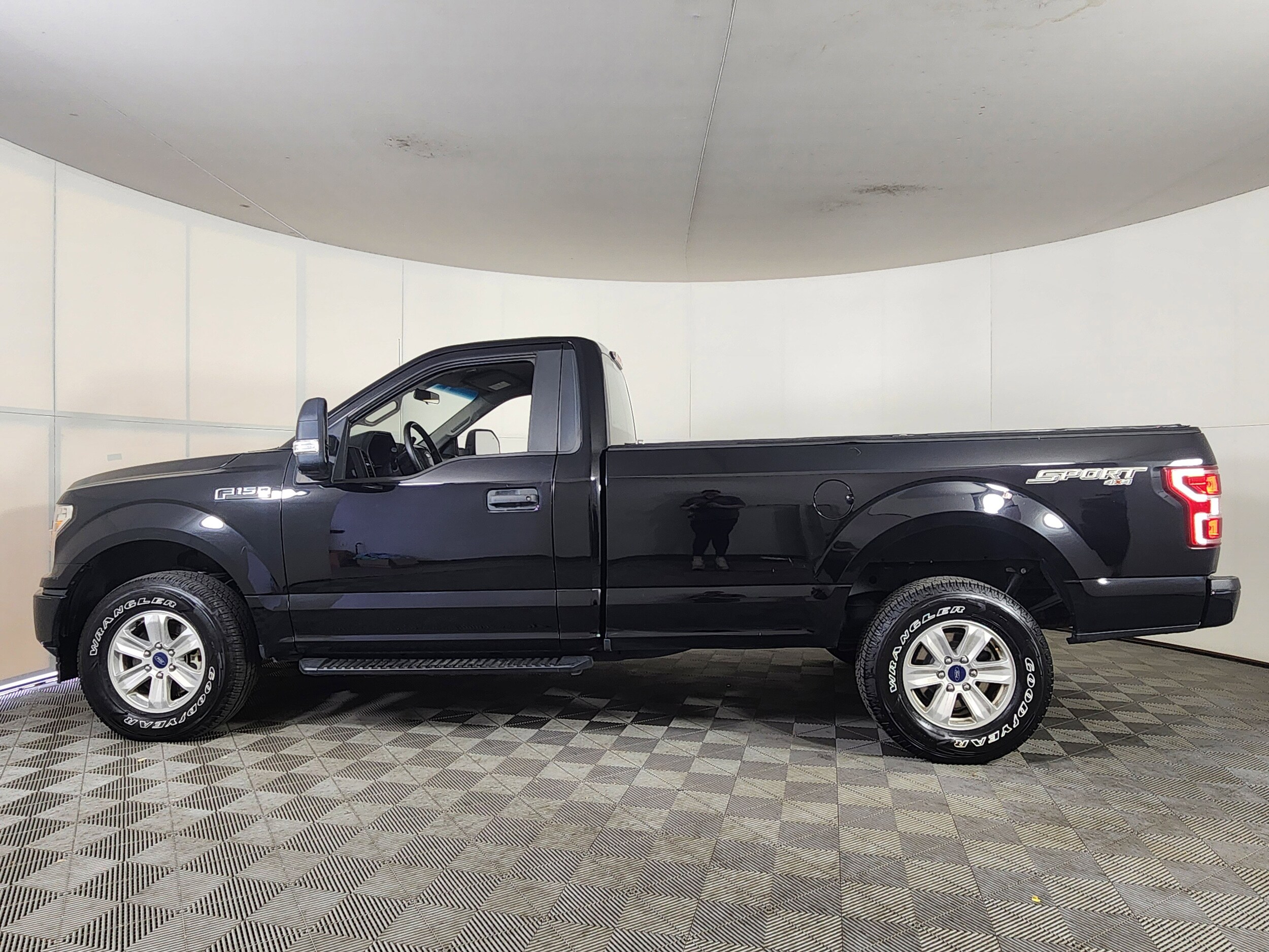 2025 Ford F-150 Lightning photo 4