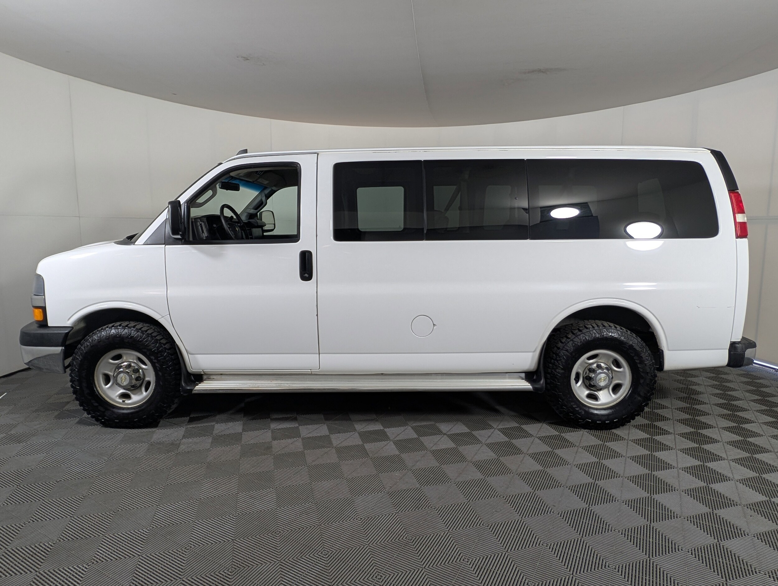 2016 Chevrolet Express 3500 LT Passenger Van photo 3