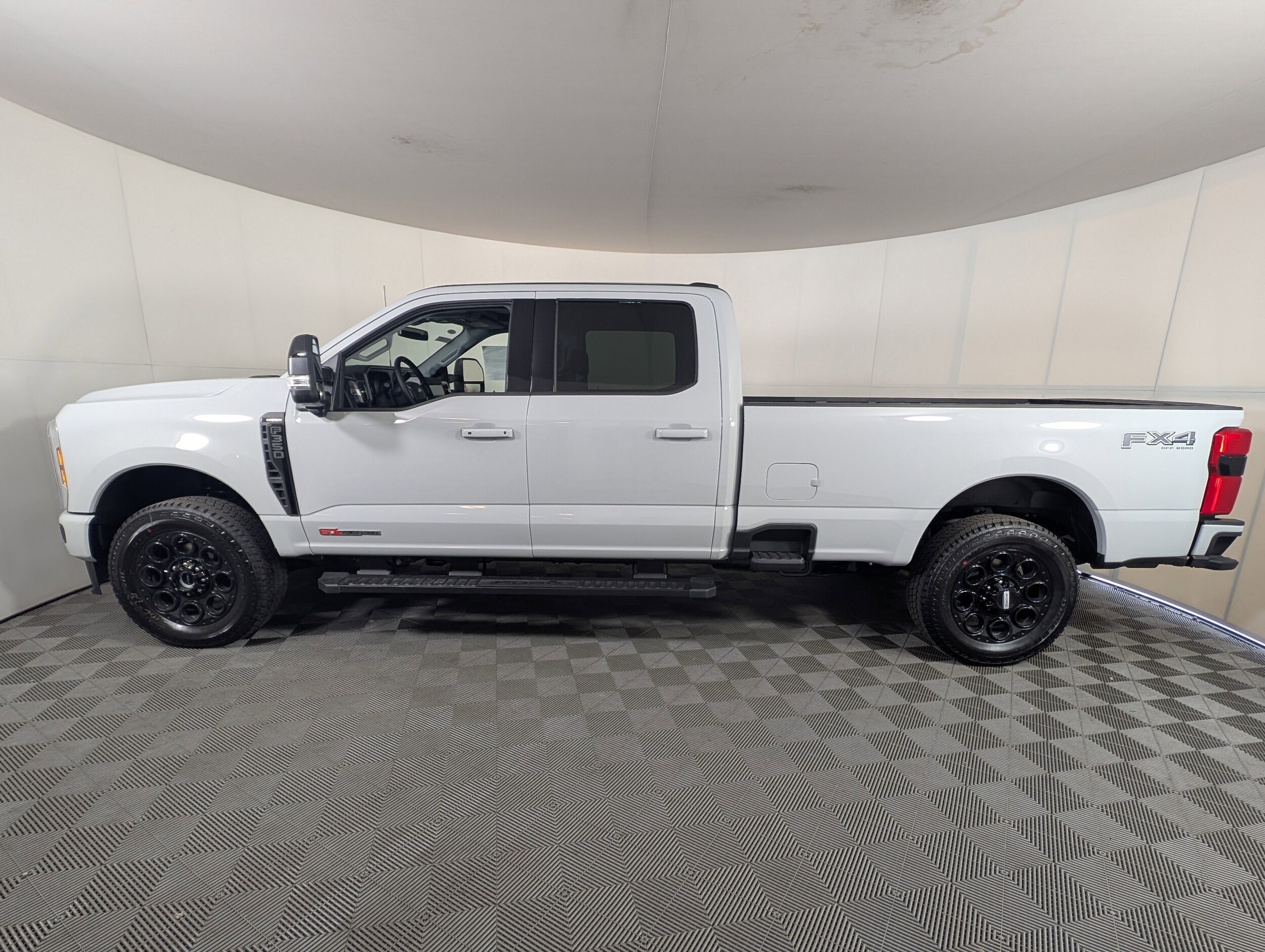 2025 Ford F-350 Lariat photo 2