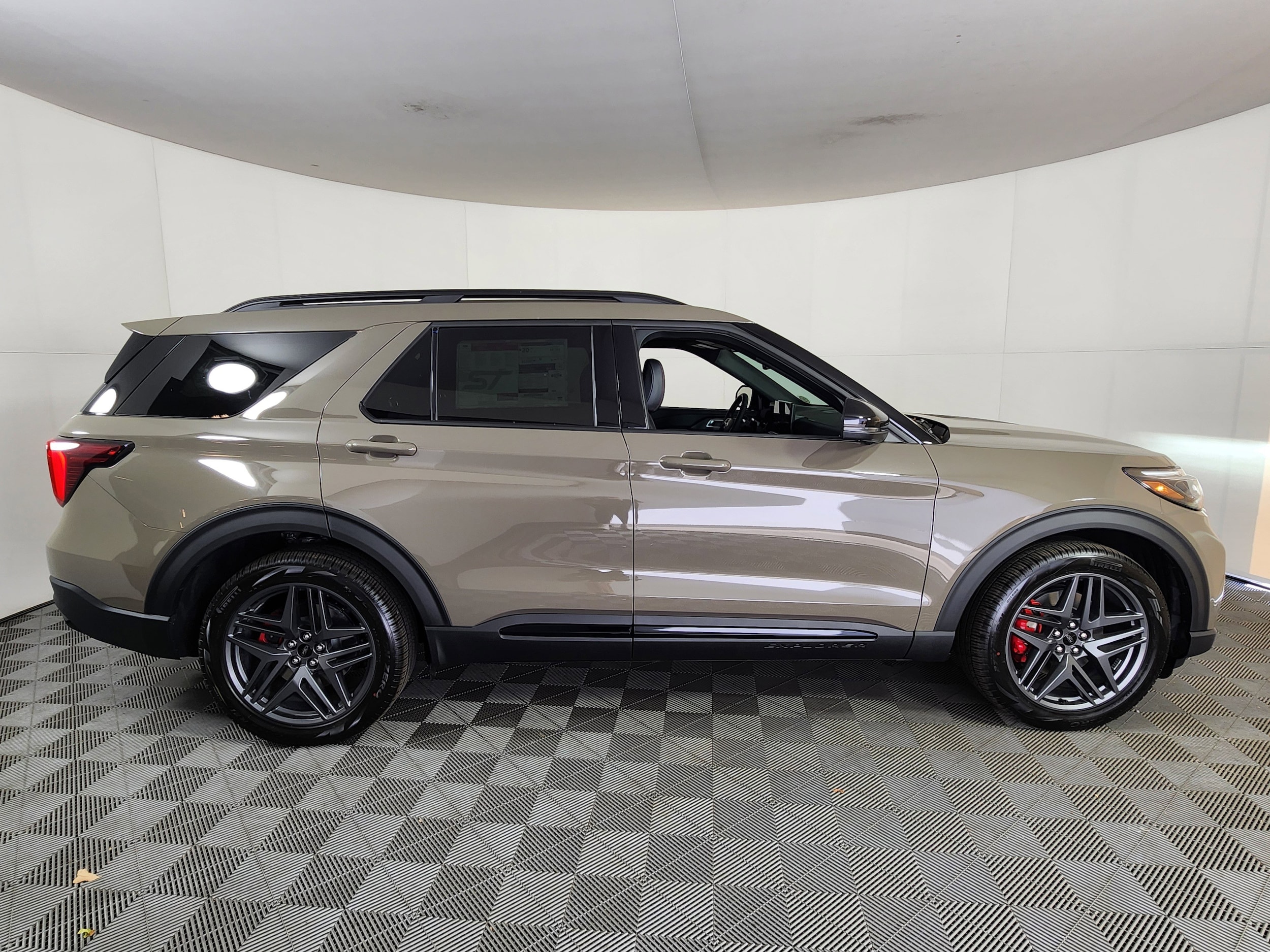 2026 Ford Explorer ST - Photo 8