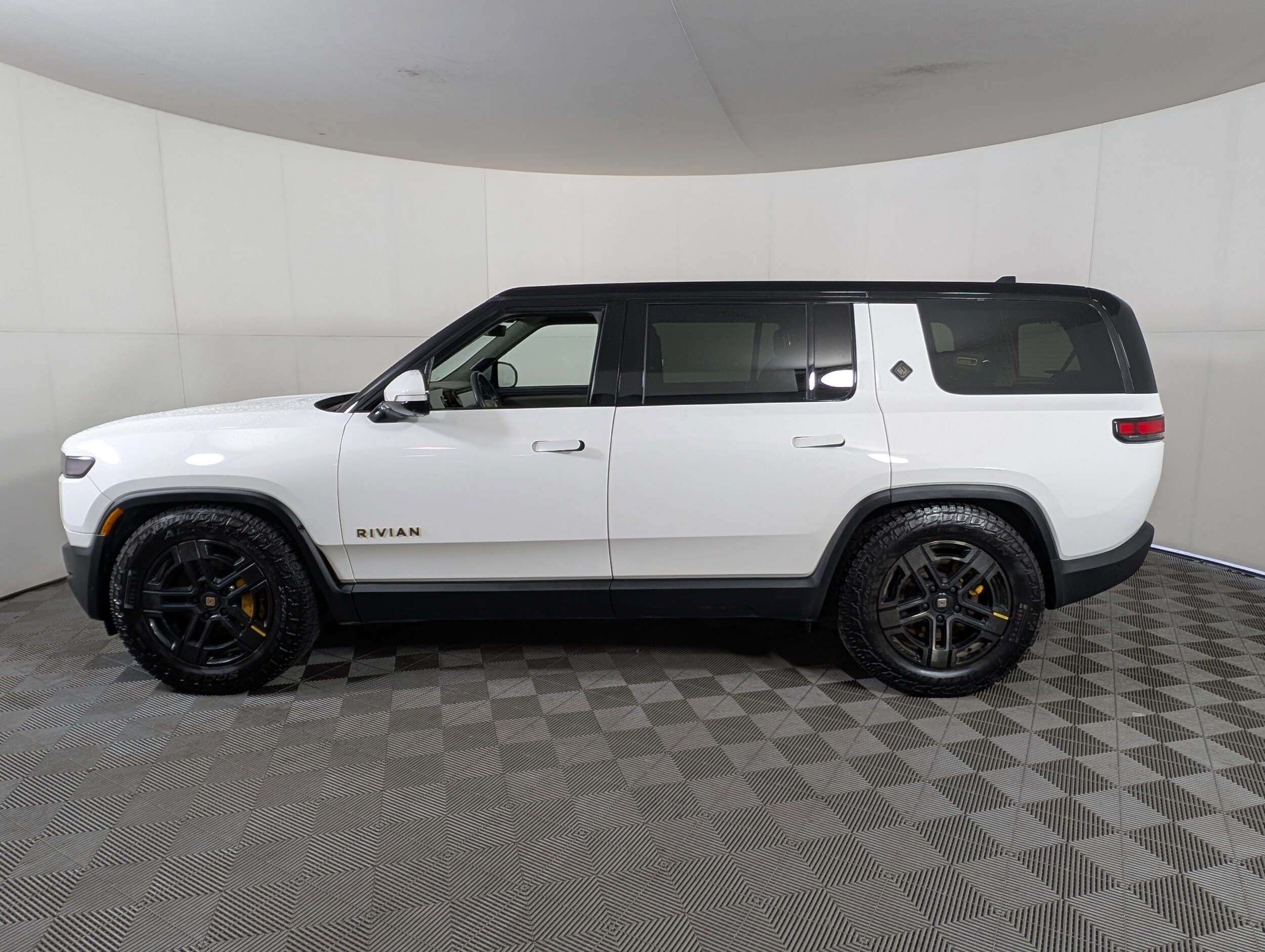 2023 Rivian R1S Adventure photo 3