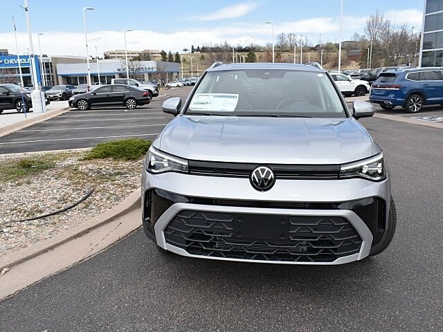2025 Volkswagen Taos SE photo 2