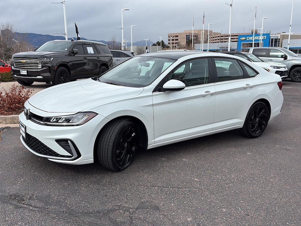 Used 2025 Volkswagen Jetta SE Sedan