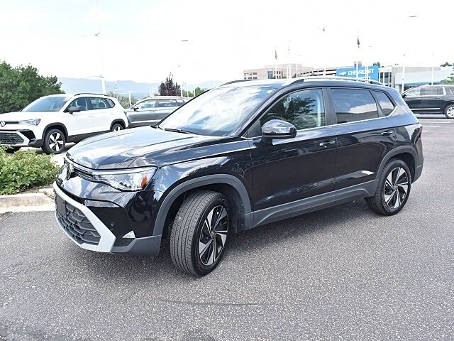 2025 Volkswagen Taos SE photo 3