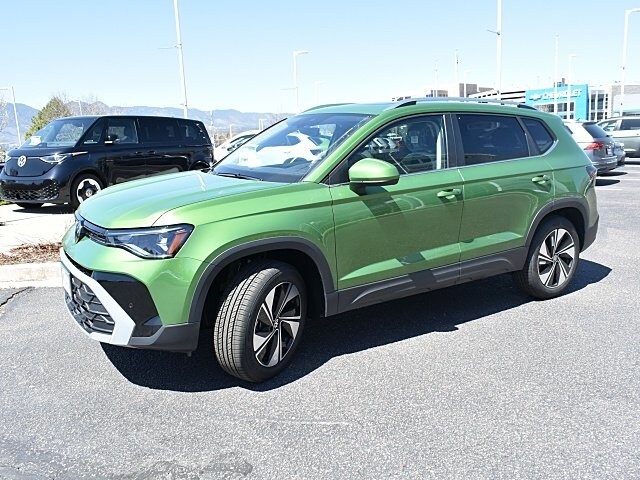 2025 Volkswagen Taos SE photo 3