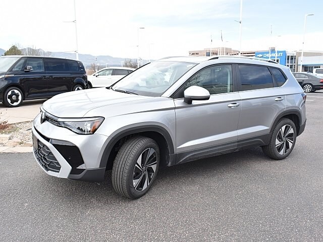 2025 Volkswagen Taos SE photo 3