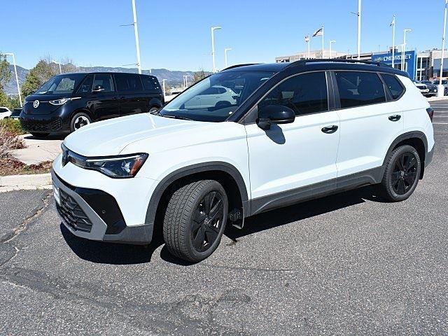 2025 Volkswagen Taos SE photo 2